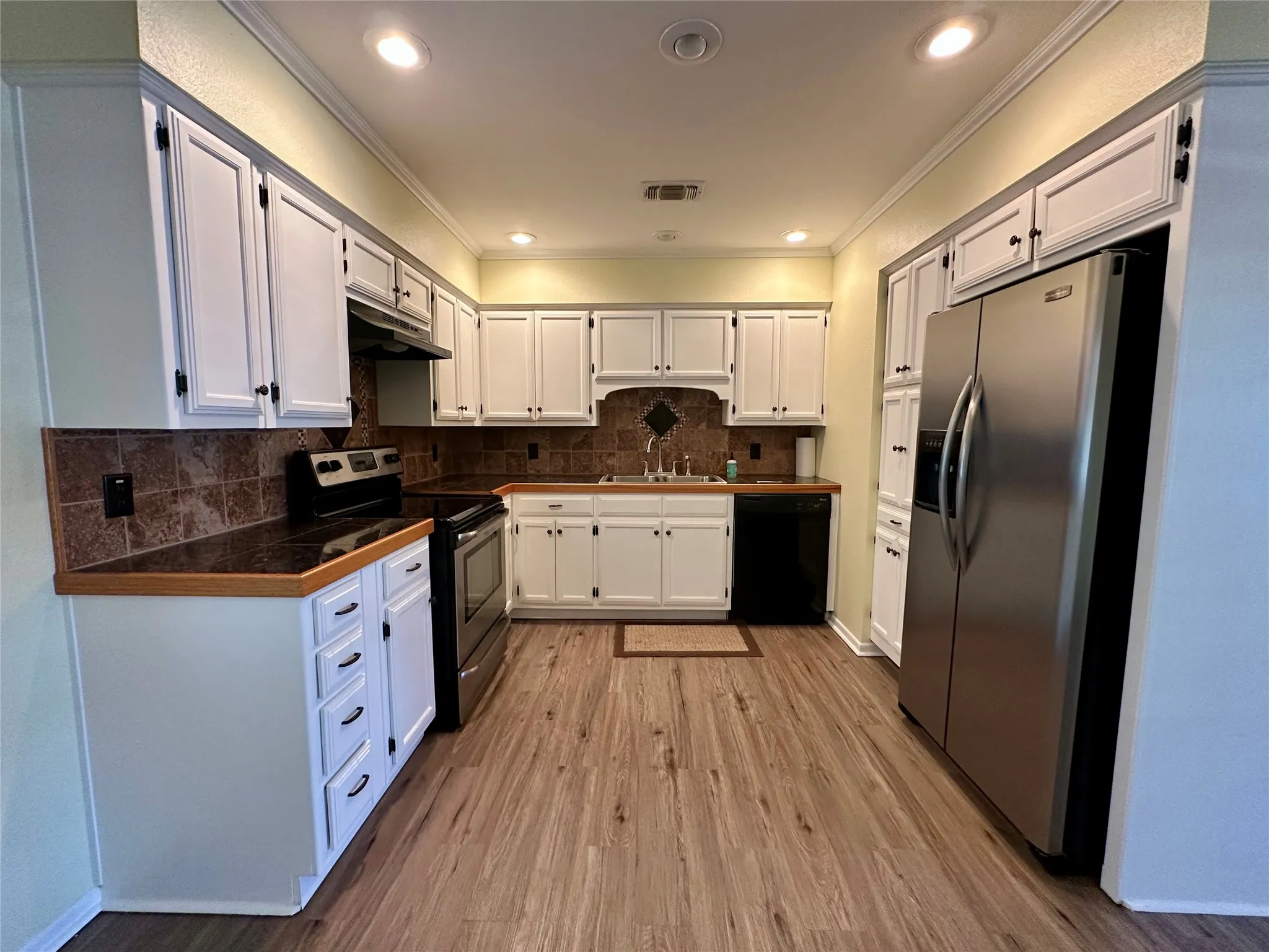 Single Family Residence For Sale in Brown County , 102 Mockingbird Circle, Early, Texas 76802, 3 Bedroom, 2 Bathroom, 1 Garage spaces, 1,377 Sqft, built in 1980, mls#21376291, Real Estate Agent in Early, Homes For Sale in Brown county, Homes For Sale in Early, Realtor in Early Texas, Real Estate Brokerage Independent Realty Texas, Luminita Cordes Realtor