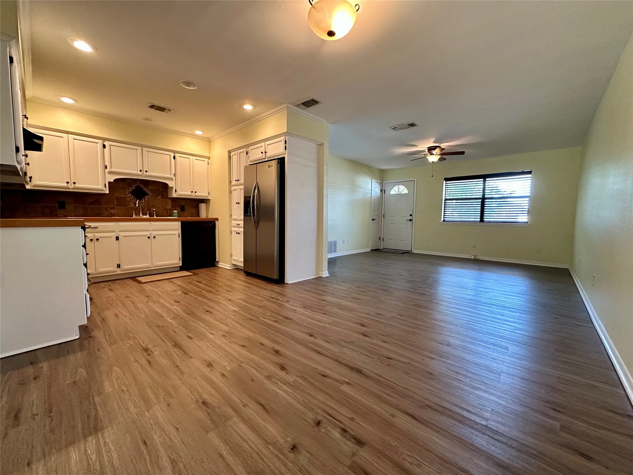 Single Family Residence For Sale in Brown County , 102 Mockingbird Circle, Early, Texas 76802, 3 Bedroom, 2 Bathroom, 1 Garage spaces, 1,377 Sqft, built in 1980, mls#21376291, Real Estate Agent in Early, Homes For Sale in Brown county, Homes For Sale in Early, Realtor in Early Texas, Real Estate Brokerage Independent Realty Texas, Luminita Cordes Realtor