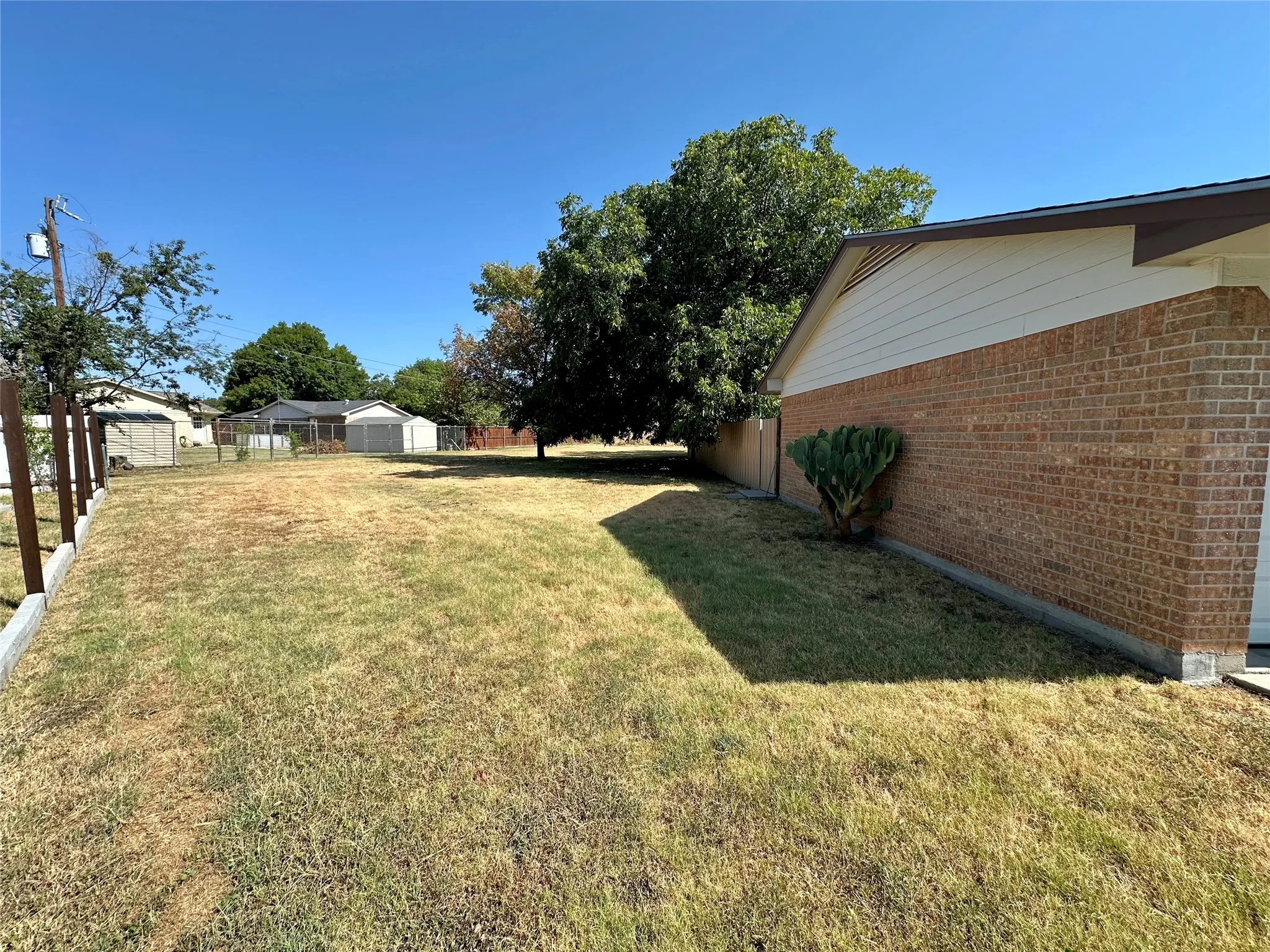 Single Family Residence For Sale in Brown County , 102 Mockingbird Circle, Early, Texas 76802, 3 Bedroom, 2 Bathroom, 1 Garage spaces, 1,377 Sqft, built in 1980, mls#21376291, Real Estate Agent in Early, Homes For Sale in Brown county, Homes For Sale in Early, Realtor in Early Texas, Real Estate Brokerage Independent Realty Texas, Luminita Cordes Realtor