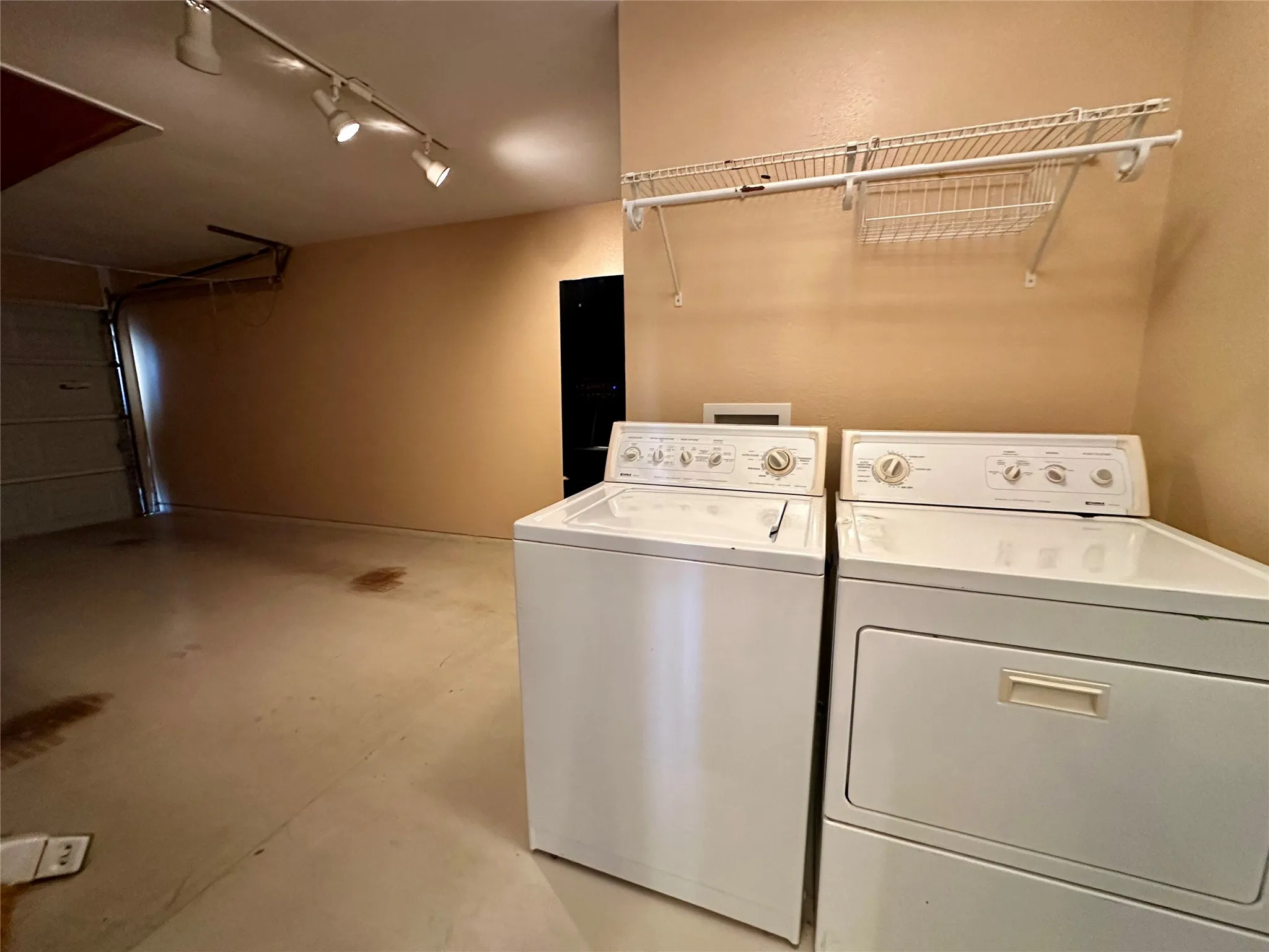 Single Family Residence For Sale in Brown County , 102 Mockingbird Circle, Early, Texas 76802, 3 Bedroom, 2 Bathroom, 1 Garage spaces, 1,377 Sqft, built in 1980, mls#21376291, Real Estate Agent in Early, Homes For Sale in Brown county, Homes For Sale in Early, Realtor in Early Texas, Real Estate Brokerage Independent Realty Texas, Luminita Cordes Realtor