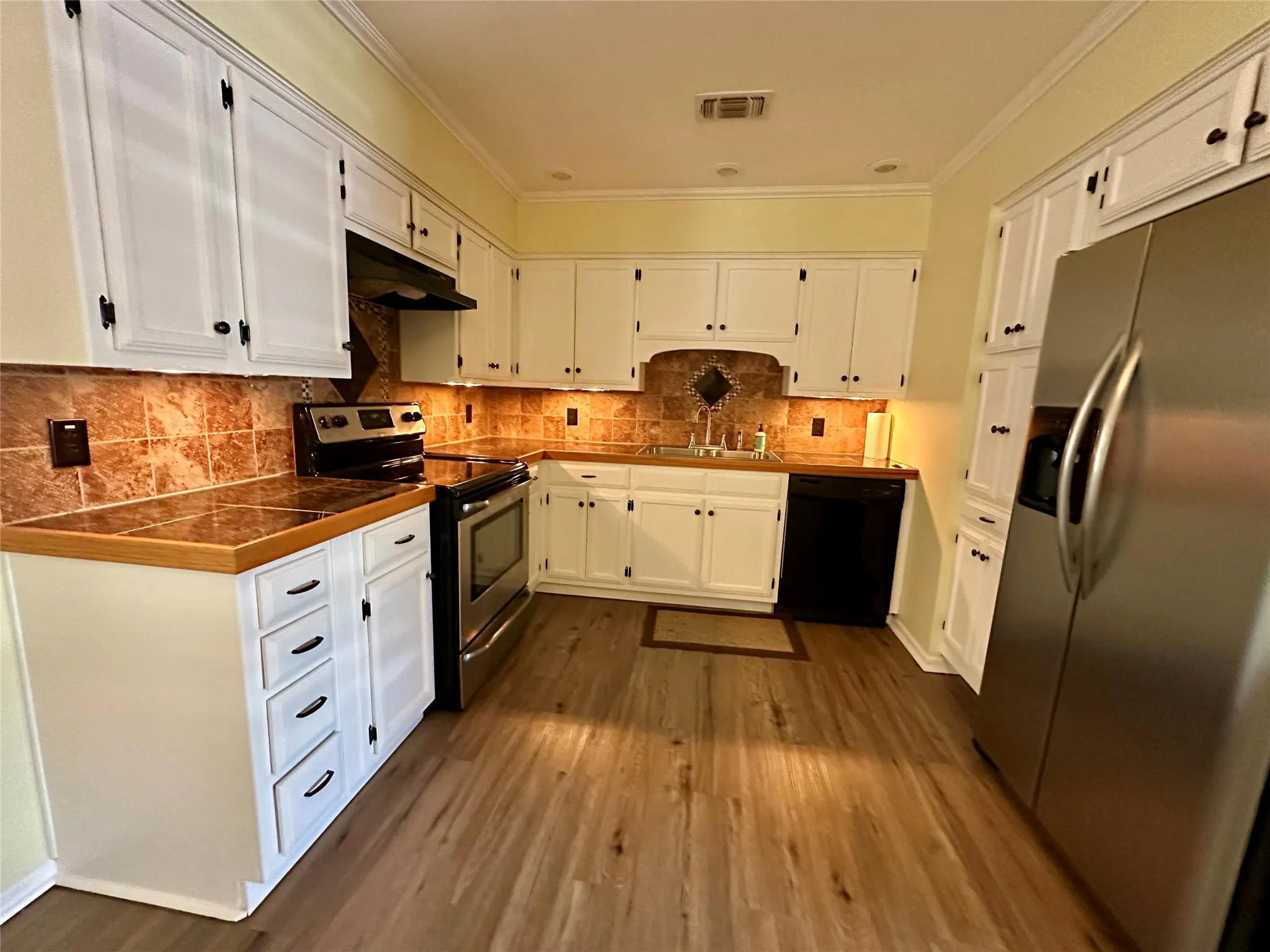 Single Family Residence For Sale in Brown County , 102 Mockingbird Circle, Early, Texas 76802, 3 Bedroom, 2 Bathroom, 1 Garage spaces, 1,377 Sqft, built in 1980, mls#21376291, Real Estate Agent in Early, Homes For Sale in Brown county, Homes For Sale in Early, Realtor in Early Texas, Real Estate Brokerage Independent Realty Texas, Luminita Cordes Realtor