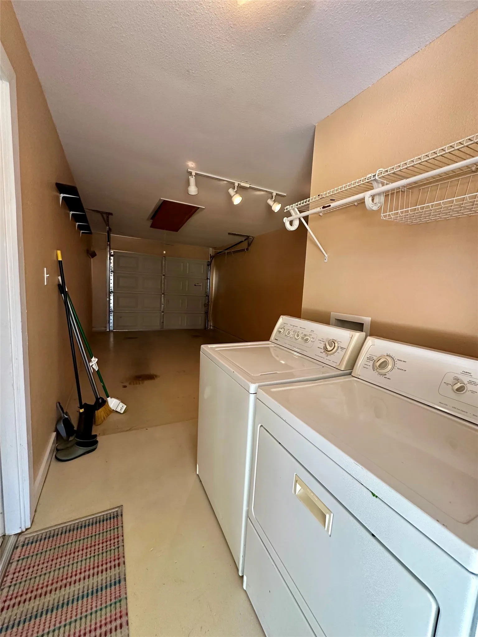 Single Family Residence For Sale in Brown County , 102 Mockingbird Circle, Early, Texas 76802, 3 Bedroom, 2 Bathroom, 1 Garage spaces, 1,377 Sqft, built in 1980, mls#21376291, Real Estate Agent in Early, Homes For Sale in Brown county, Homes For Sale in Early, Realtor in Early Texas, Real Estate Brokerage Independent Realty Texas, Luminita Cordes Realtor