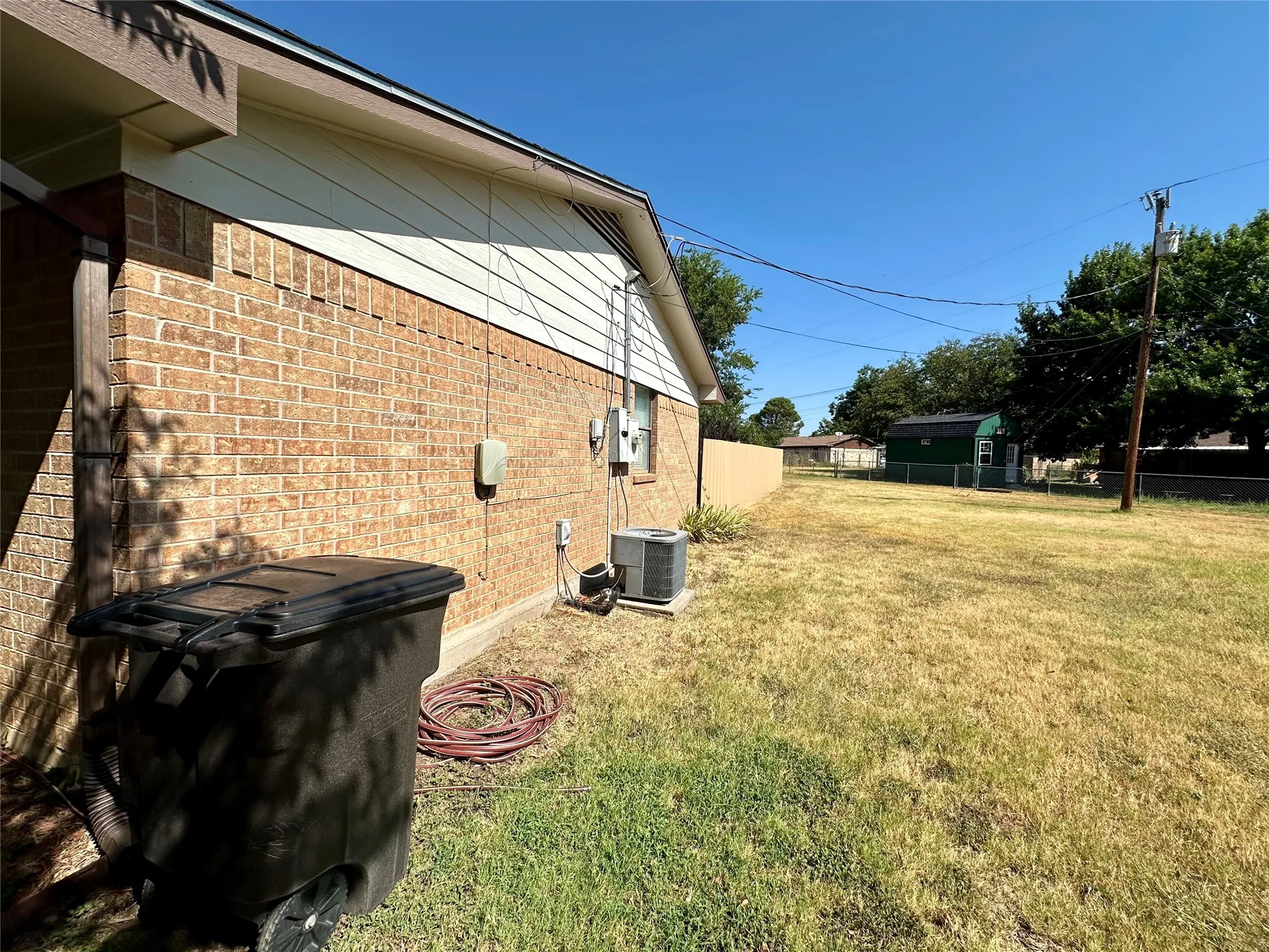 Single Family Residence For Sale in Brown County , 102 Mockingbird Circle, Early, Texas 76802, 3 Bedroom, 2 Bathroom, 1 Garage spaces, 1,377 Sqft, built in 1980, mls#21376291, Real Estate Agent in Early, Homes For Sale in Brown county, Homes For Sale in Early, Realtor in Early Texas, Real Estate Brokerage Independent Realty Texas, Luminita Cordes Realtor