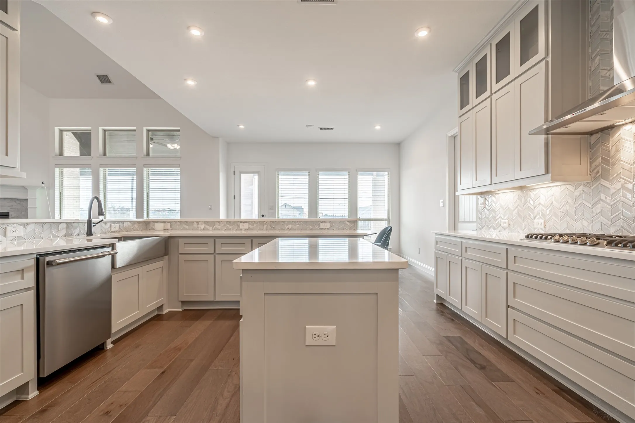 Single Family Residence For Rent in Tarrant County , 4109 Frontera Vista Drive, Fort Worth, Texas 76179, 5 Bedroom, 4 Bathroom, 3 Garage spaces, 4,650 Sqft, built in 2022, mls#21374507, Real Estate Agent in Fort Worth, Homes For Rent in Tarrant county, Homes For Rent in Fort Worth, Realtor in Fort Worth Texas, Real Estate Brokerage Independent Realty Texas, Luminita Cordes Realtor