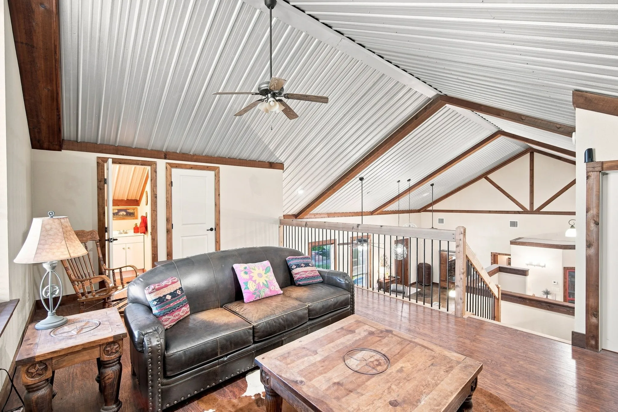 Loft overlooking open livingroom and kitchen