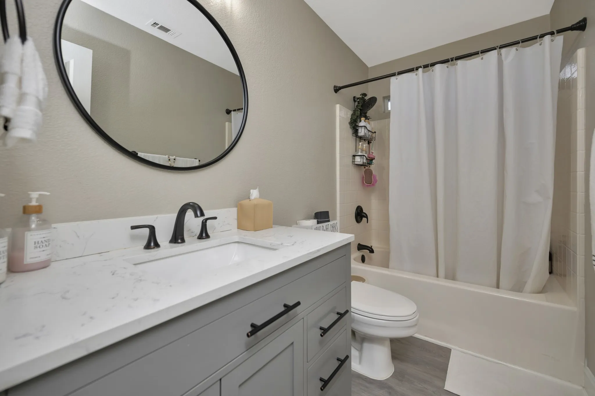 Single Family Residence For Sale in Denton County , 102 Lakeway Lane, Justin, Texas 76247, 4 Bedroom, 3 Bathroom, 2 Garage spaces, 2,107 Sqft, built in 2001, mls#21370571, Real Estate Agent in Justin, Homes For Sale in Denton county, Homes For Sale in Justin, Realtor in Justin Texas, Real Estate Brokerage Independent Realty Texas, Luminita Cordes Realtor