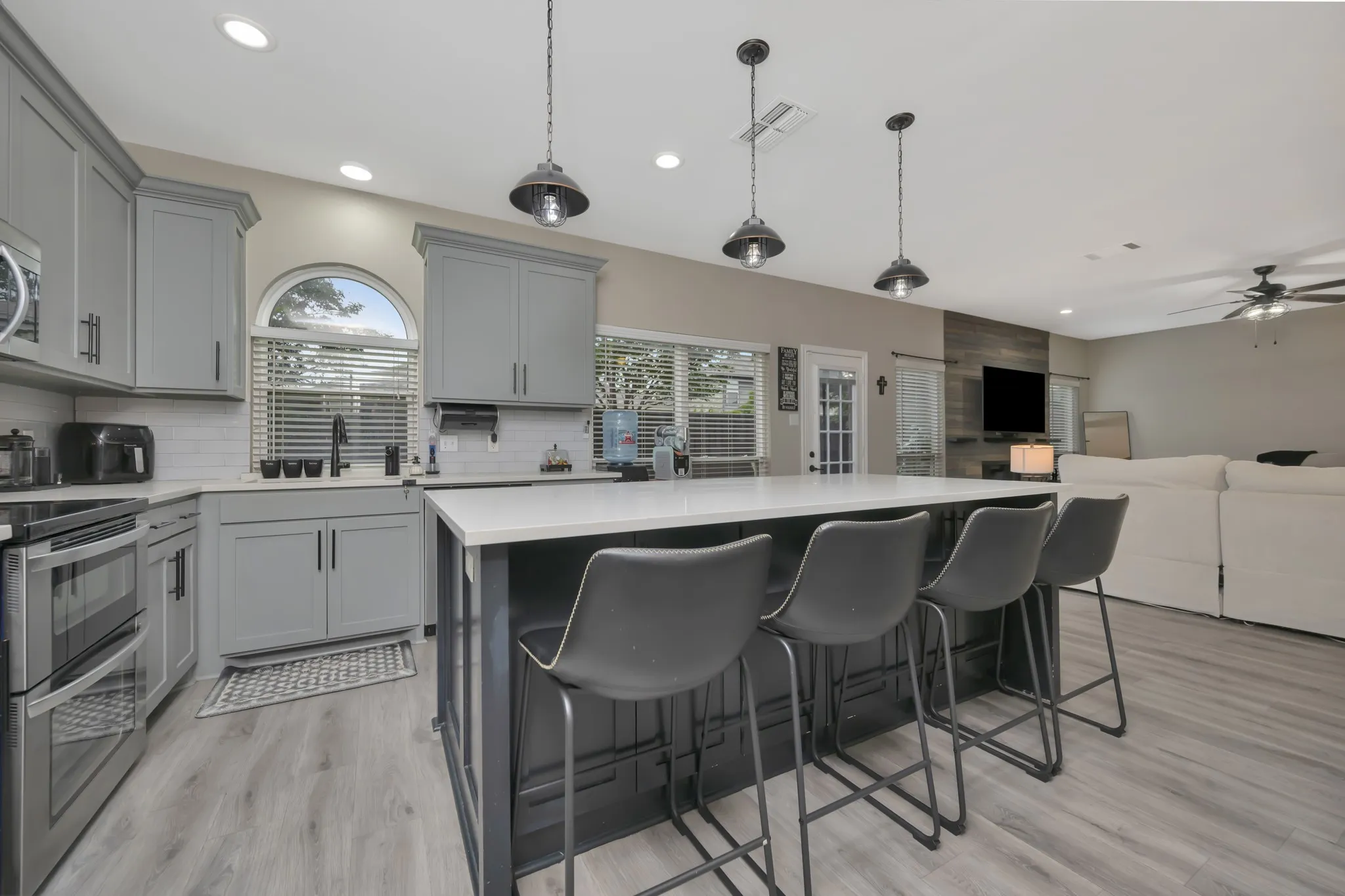 Single Family Residence For Sale in Denton County , 102 Lakeway Lane, Justin, Texas 76247, 4 Bedroom, 3 Bathroom, 2 Garage spaces, 2,107 Sqft, built in 2001, mls#21370571, Real Estate Agent in Justin, Homes For Sale in Denton county, Homes For Sale in Justin, Realtor in Justin Texas, Real Estate Brokerage Independent Realty Texas, Luminita Cordes Realtor