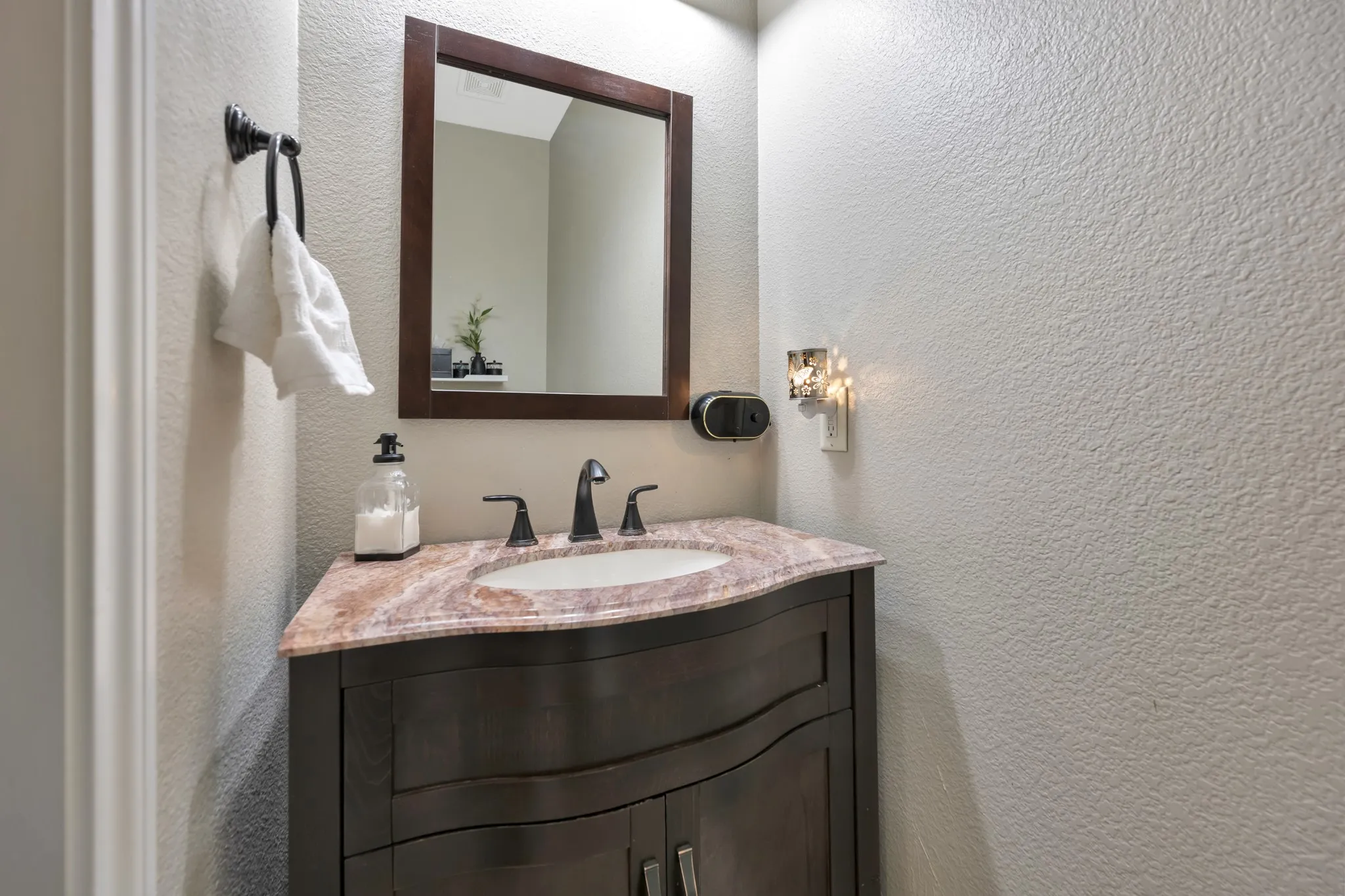 Single Family Residence For Sale in Denton County , 102 Lakeway Lane, Justin, Texas 76247, 4 Bedroom, 3 Bathroom, 2 Garage spaces, 2,107 Sqft, built in 2001, mls#21370571, Real Estate Agent in Justin, Homes For Sale in Denton county, Homes For Sale in Justin, Realtor in Justin Texas, Real Estate Brokerage Independent Realty Texas, Luminita Cordes Realtor