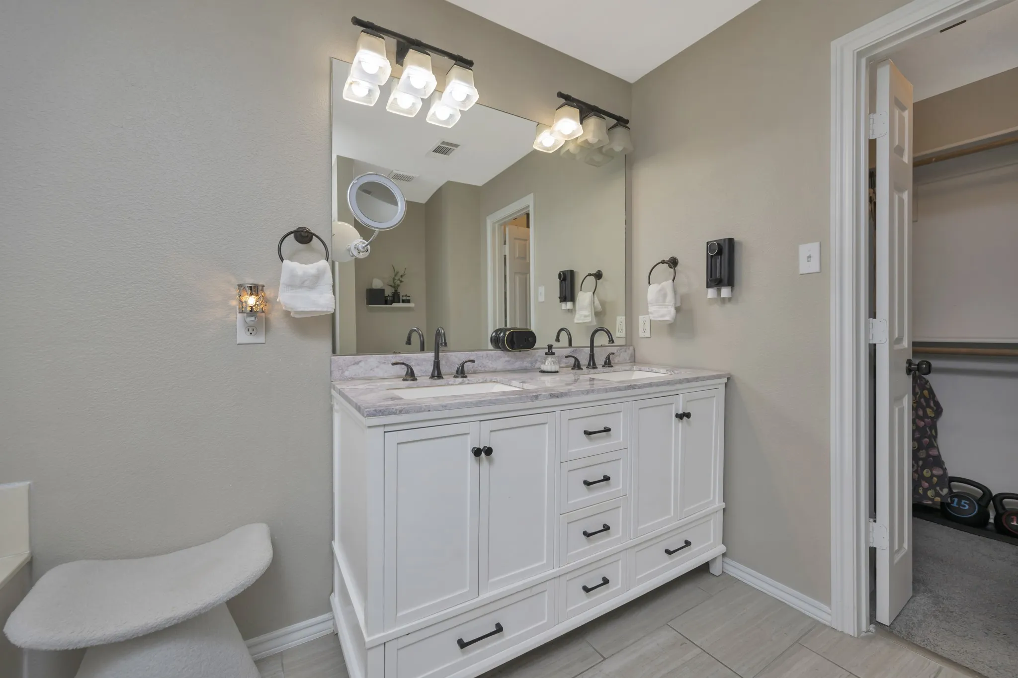 Single Family Residence For Sale in Denton County , 102 Lakeway Lane, Justin, Texas 76247, 4 Bedroom, 3 Bathroom, 2 Garage spaces, 2,107 Sqft, built in 2001, mls#21370571, Real Estate Agent in Justin, Homes For Sale in Denton county, Homes For Sale in Justin, Realtor in Justin Texas, Real Estate Brokerage Independent Realty Texas, Luminita Cordes Realtor