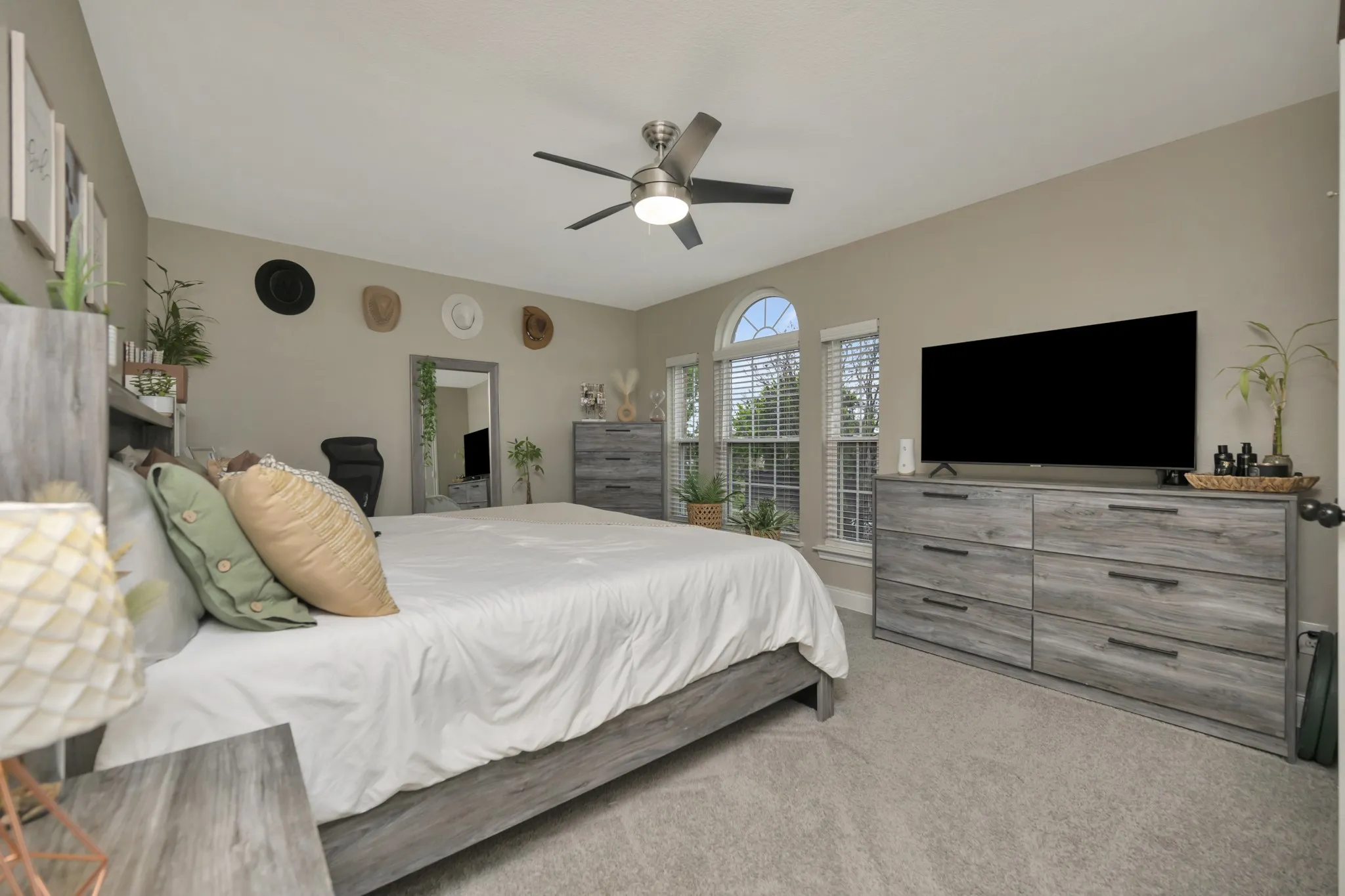 Single Family Residence For Sale in Denton County , 102 Lakeway Lane, Justin, Texas 76247, 4 Bedroom, 3 Bathroom, 2 Garage spaces, 2,107 Sqft, built in 2001, mls#21370571, Real Estate Agent in Justin, Homes For Sale in Denton county, Homes For Sale in Justin, Realtor in Justin Texas, Real Estate Brokerage Independent Realty Texas, Luminita Cordes Realtor