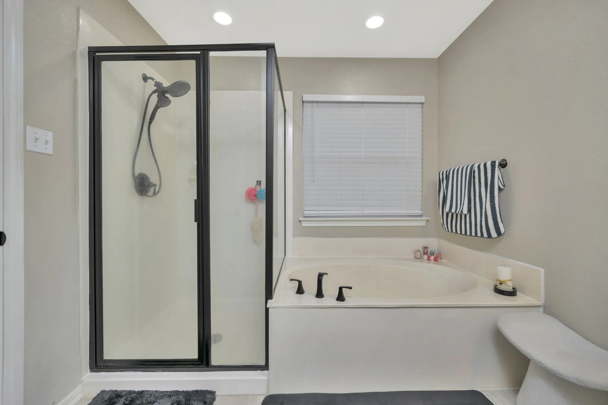 Single Family Residence For Sale in Denton County , 102 Lakeway Lane, Justin, Texas 76247, 4 Bedroom, 3 Bathroom, 2 Garage spaces, 2,107 Sqft, built in 2001, mls#21370571, Real Estate Agent in Justin, Homes For Sale in Denton county, Homes For Sale in Justin, Realtor in Justin Texas, Real Estate Brokerage Independent Realty Texas, Luminita Cordes Realtor