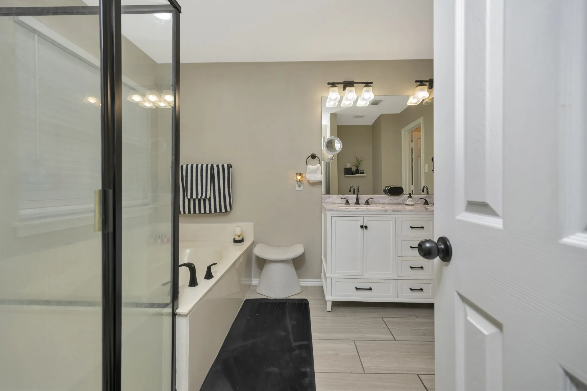 Single Family Residence For Sale in Denton County , 102 Lakeway Lane, Justin, Texas 76247, 4 Bedroom, 3 Bathroom, 2 Garage spaces, 2,107 Sqft, built in 2001, mls#21370571, Real Estate Agent in Justin, Homes For Sale in Denton county, Homes For Sale in Justin, Realtor in Justin Texas, Real Estate Brokerage Independent Realty Texas, Luminita Cordes Realtor