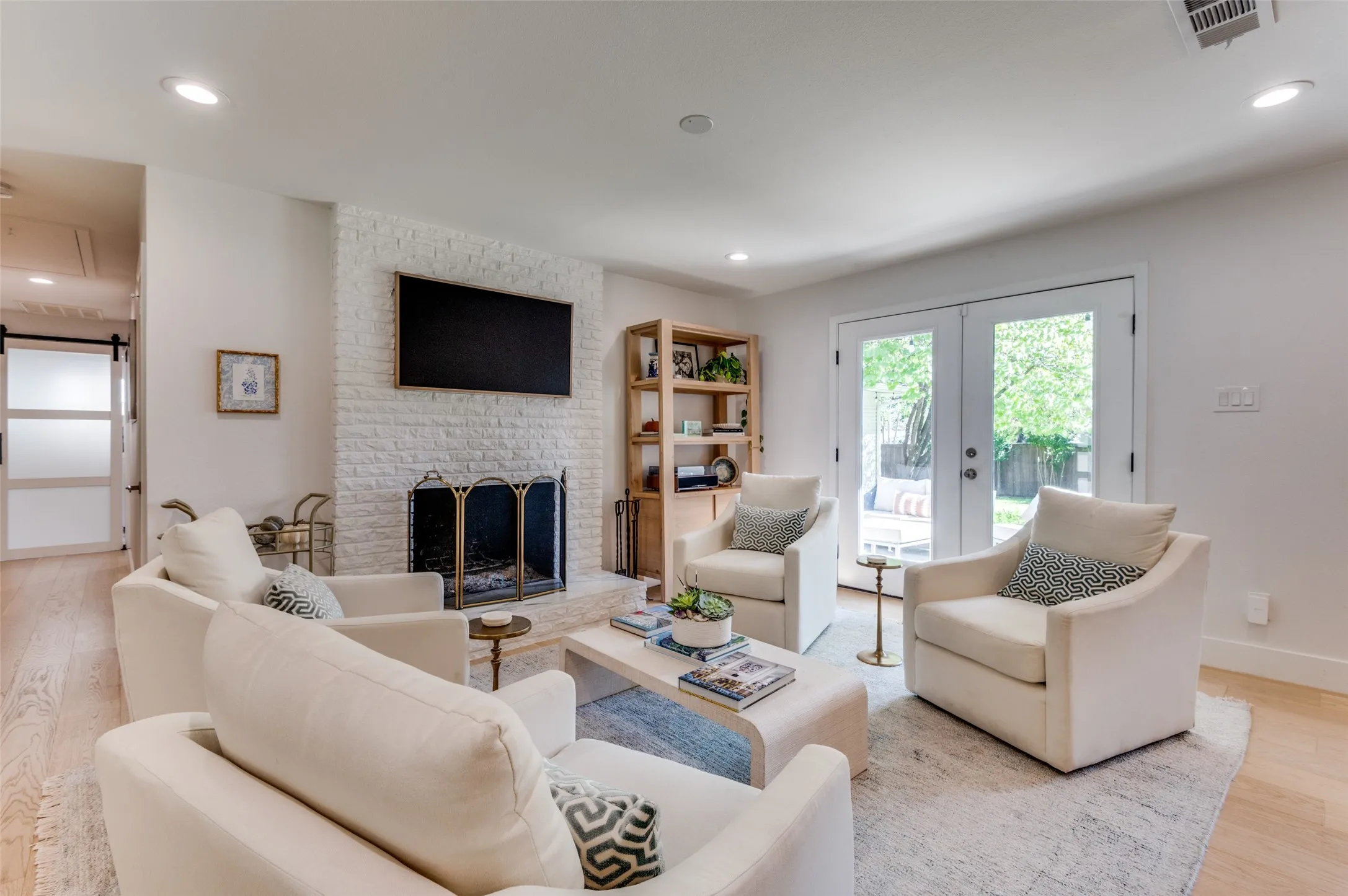 Single Family Residence For Rent in Dallas County , 6920 Winchester Street, Dallas, Texas 75231, 3 Bedroom, 3 Bathroom, 2 Garage spaces, 2,117 Sqft, built in 1957, mls#21376211, Real Estate Agent in Dallas, Homes For Rent in Dallas county, Homes For Rent in Dallas, Realtor in Dallas Texas, Real Estate Brokerage Independent Realty Texas, Luminita Cordes Realtor