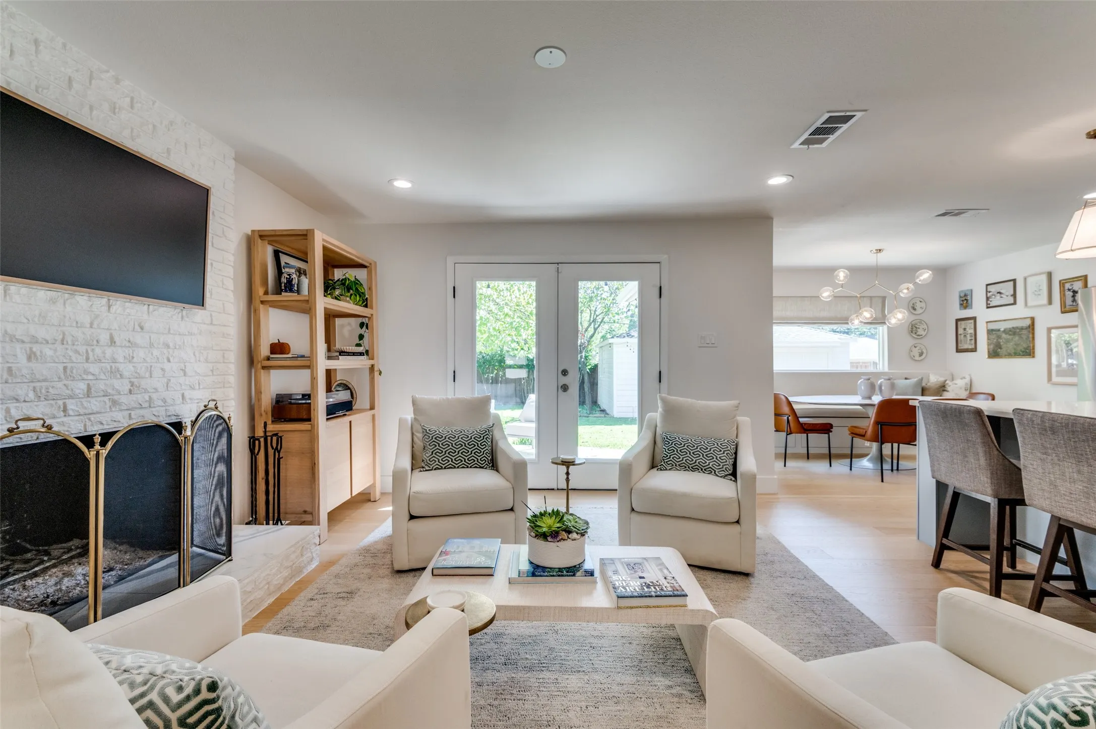 Single Family Residence For Rent in Dallas County , 6920 Winchester Street, Dallas, Texas 75231, 3 Bedroom, 3 Bathroom, 2 Garage spaces, 2,117 Sqft, built in 1957, mls#21376211, Real Estate Agent in Dallas, Homes For Rent in Dallas county, Homes For Rent in Dallas, Realtor in Dallas Texas, Real Estate Brokerage Independent Realty Texas, Luminita Cordes Realtor