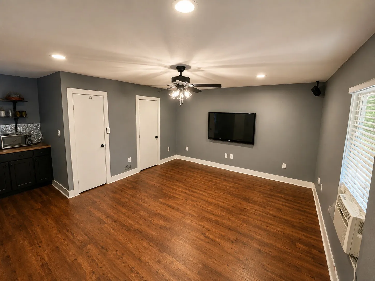 Single Family Residence For Sale in Tarrant County , 2858 Cresthaven Drive, Grapevine, Texas 76051, 3 Bedroom, 2 Bathroom, 2 Garage spaces, 1,894 Sqft, built in 1980, mls#21376127, Real Estate Agent in Grapevine, Homes For Sale in Tarrant county, Homes For Sale in Grapevine, Realtor in Grapevine Texas, Real Estate Brokerage Independent Realty Texas, Luminita Cordes Realtor