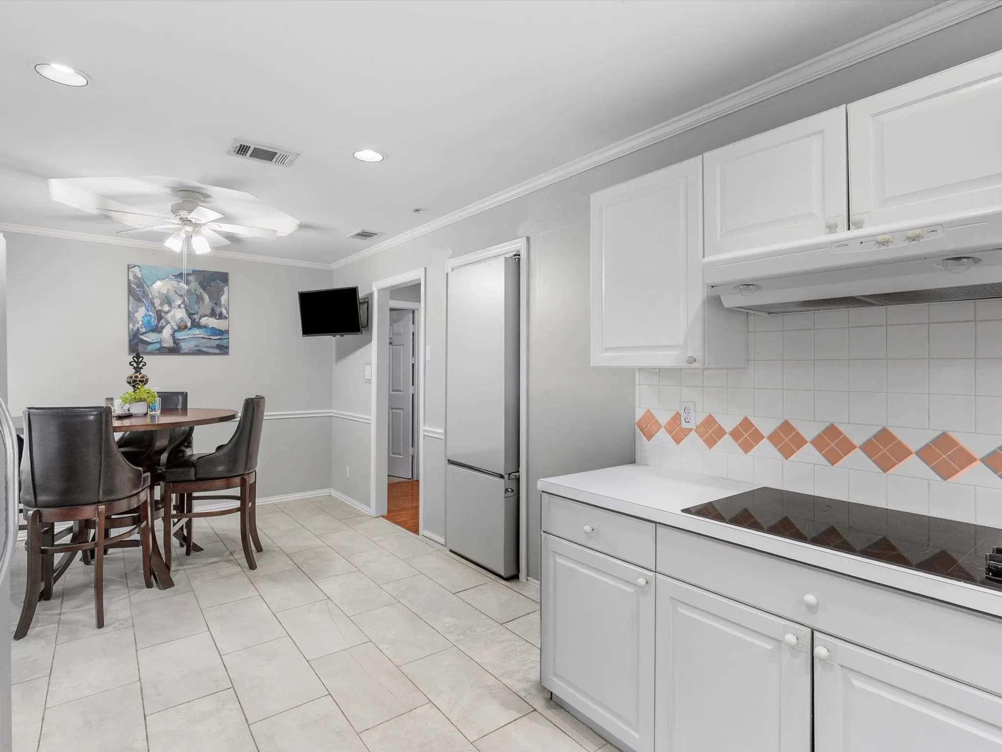 Kitchen.
Black stove removed from picture, virtually.