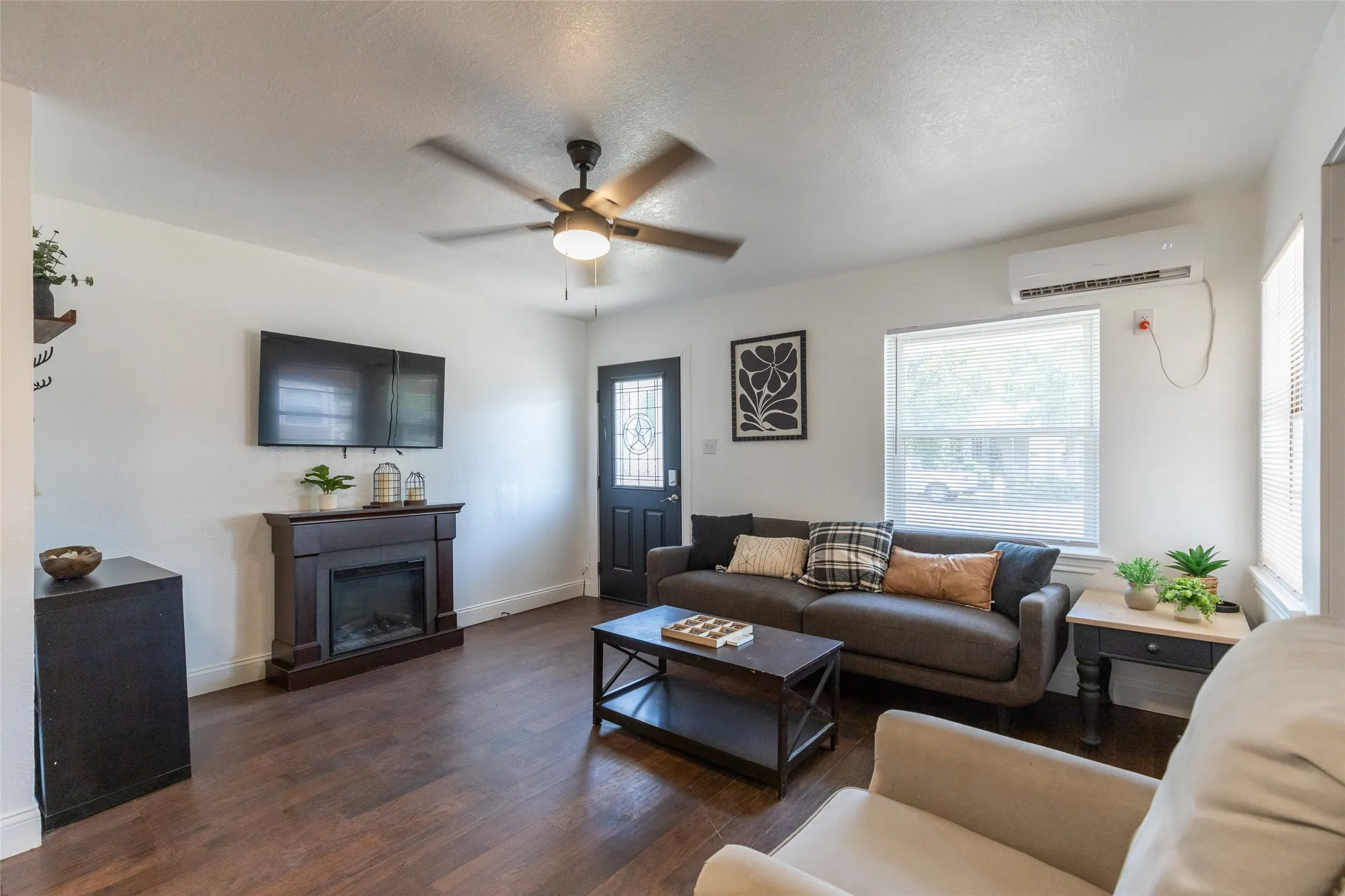 Single Family Residence For Sale in Taylor County , 3010 Bickley Street, Abilene, Texas 79605, 4 Bedroom, 2 Bathroom, Garage spaces, 1,050 Sqft, built in 1945, mls#21373908, Real Estate Agent in Abilene, Homes For Sale in Taylor county, Homes For Sale in Abilene, Realtor in Abilene Texas, Real Estate Brokerage Independent Realty Texas, Luminita Cordes Realtor
