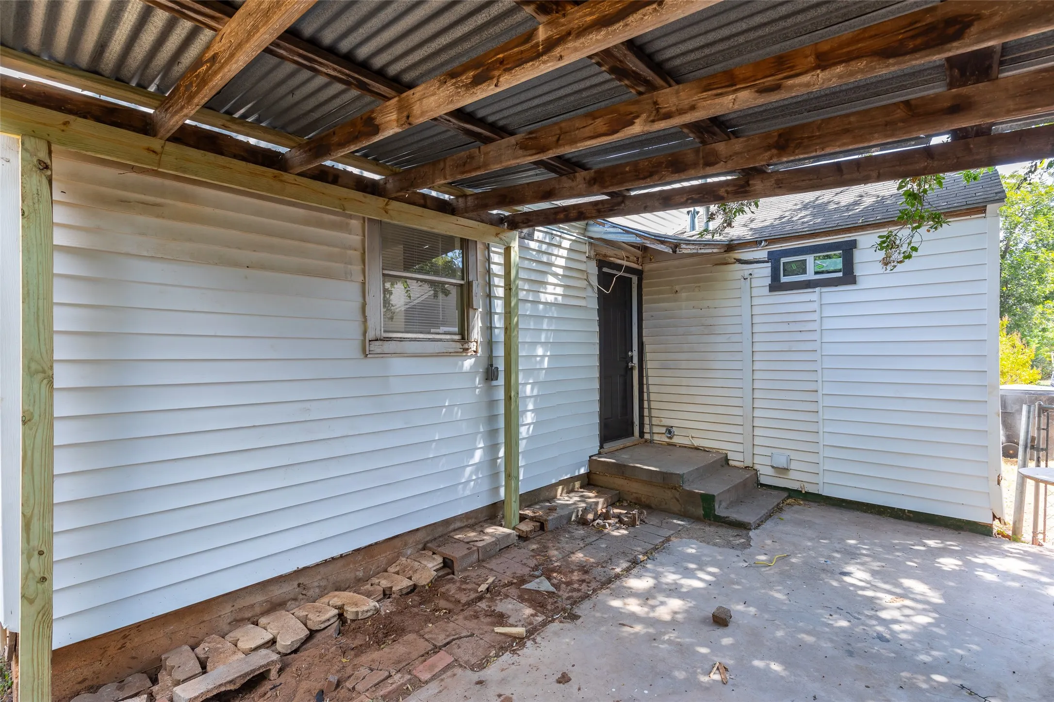 Single Family Residence For Sale in Taylor County , 3010 Bickley Street, Abilene, Texas 79605, 4 Bedroom, 2 Bathroom, Garage spaces, 1,050 Sqft, built in 1945, mls#21373908, Real Estate Agent in Abilene, Homes For Sale in Taylor county, Homes For Sale in Abilene, Realtor in Abilene Texas, Real Estate Brokerage Independent Realty Texas, Luminita Cordes Realtor