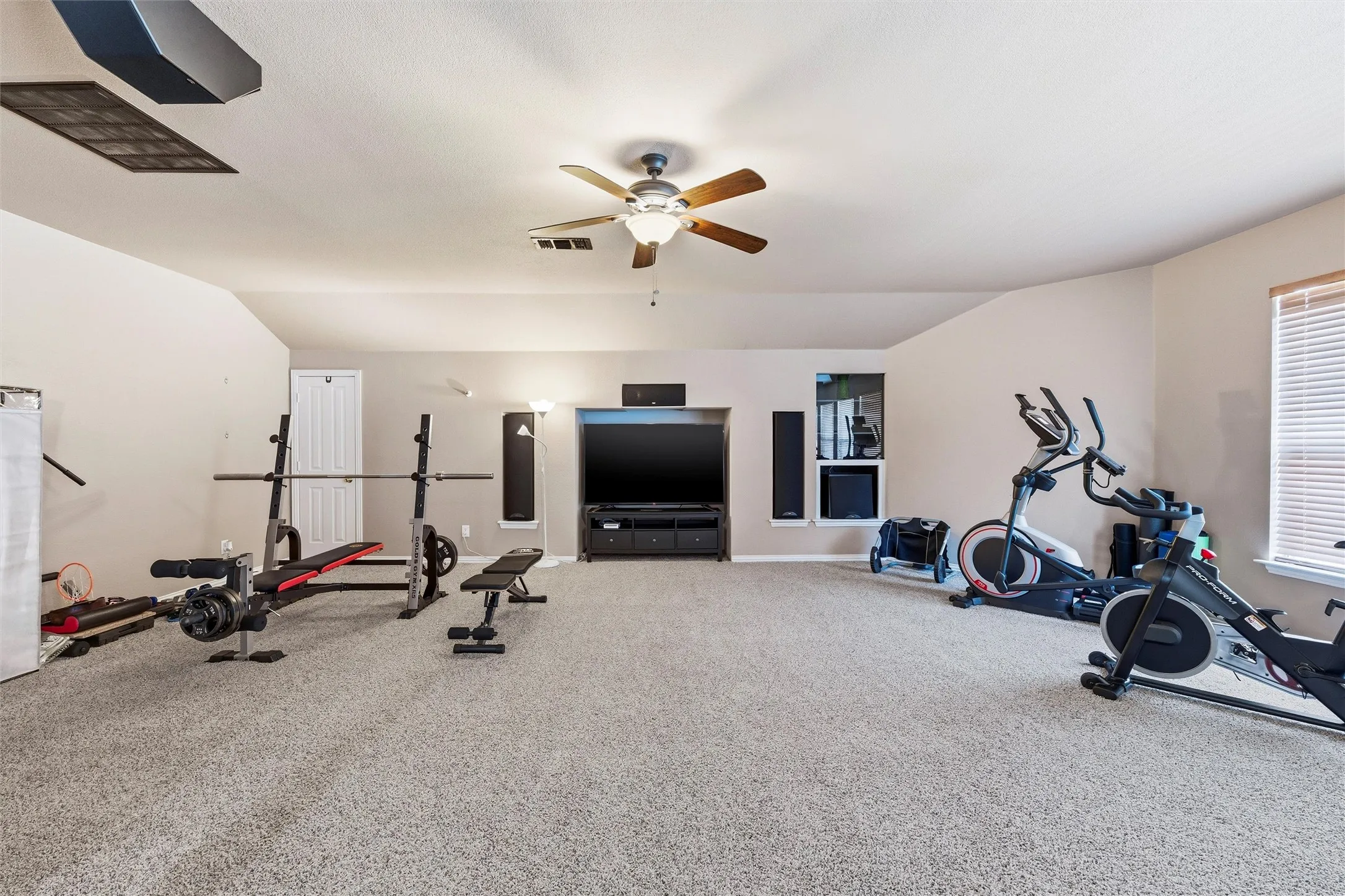 Single Family Residence For Sale in Tarrant County , 124 Myrtle Creek, Grapevine, Texas 76051, 3 Bedroom, 3 Bathroom, 2 Garage spaces, 3,047 Sqft, built in 2002, mls#21375989, Real Estate Agent in Grapevine, Homes For Sale in Tarrant county, Homes For Sale in Grapevine, Realtor in Grapevine Texas, Real Estate Brokerage Independent Realty Texas, Luminita Cordes Realtor