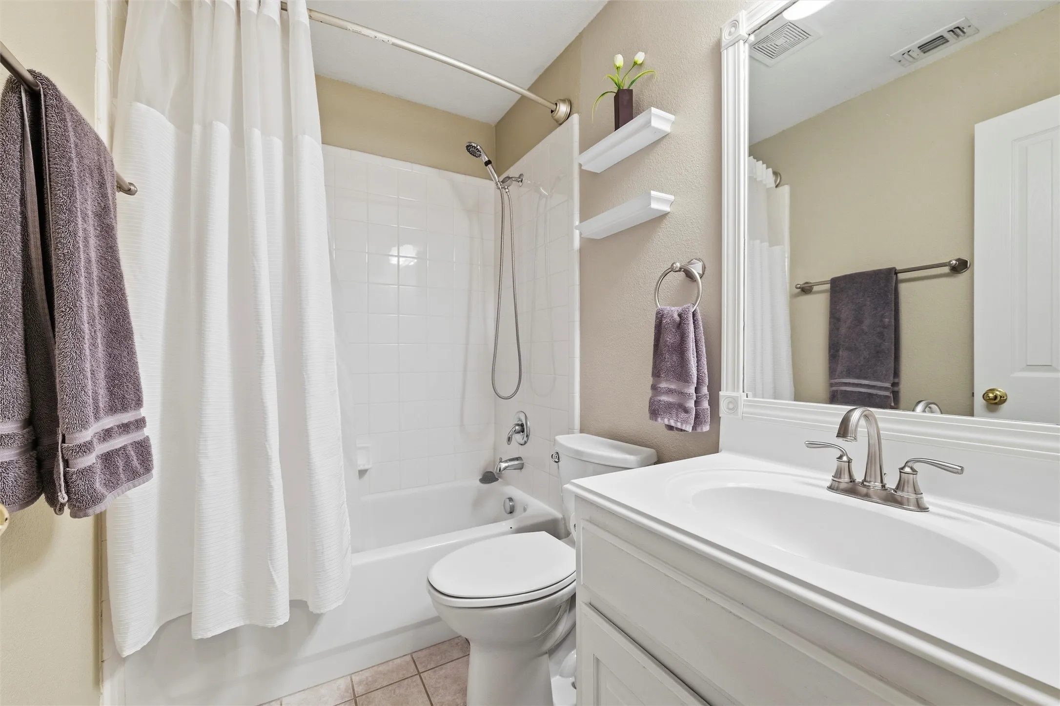 Single Family Residence For Sale in Tarrant County , 124 Myrtle Creek, Grapevine, Texas 76051, 3 Bedroom, 3 Bathroom, 2 Garage spaces, 3,047 Sqft, built in 2002, mls#21375989, Real Estate Agent in Grapevine, Homes For Sale in Tarrant county, Homes For Sale in Grapevine, Realtor in Grapevine Texas, Real Estate Brokerage Independent Realty Texas, Luminita Cordes Realtor