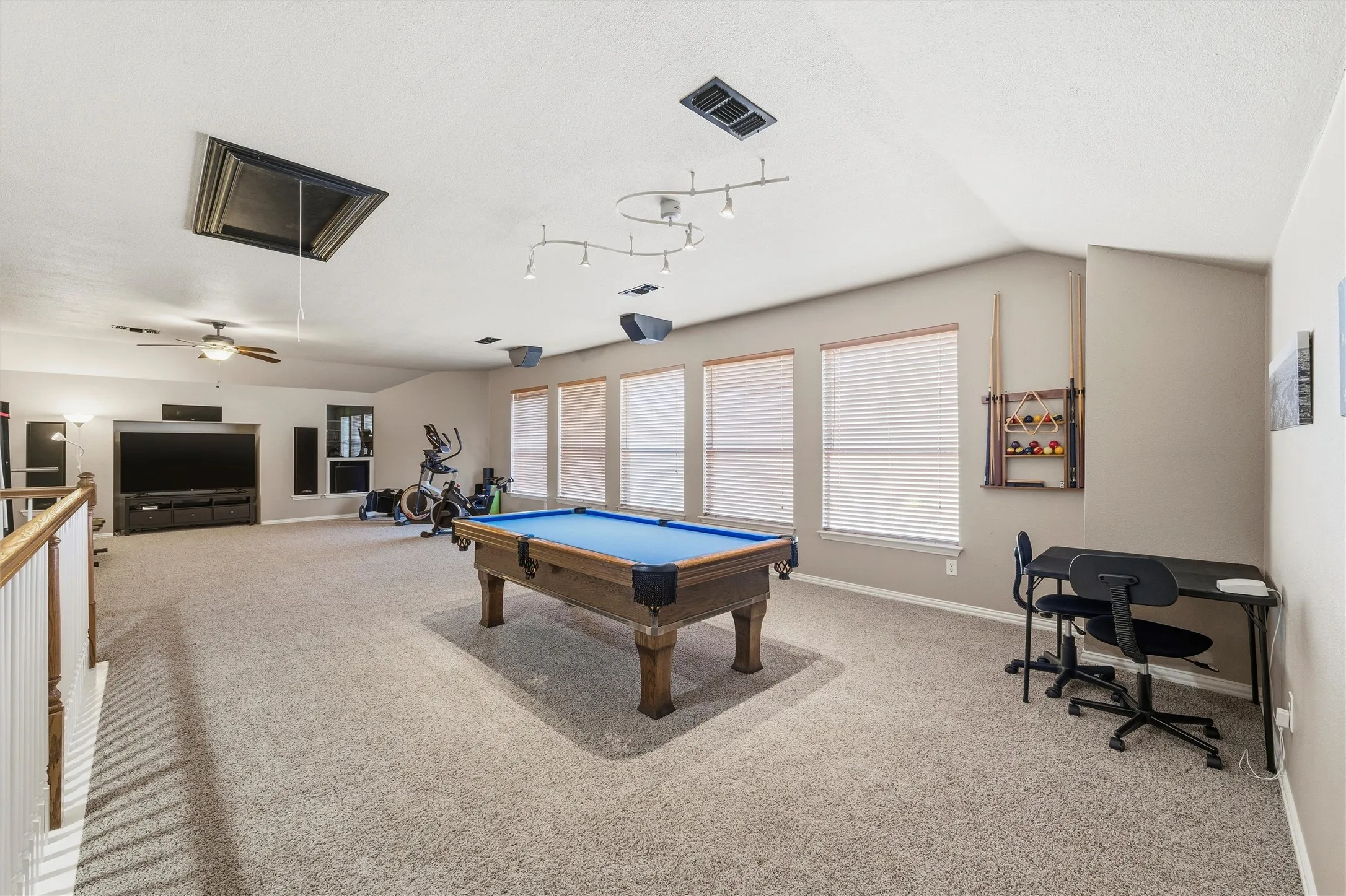 Single Family Residence For Sale in Tarrant County , 124 Myrtle Creek, Grapevine, Texas 76051, 3 Bedroom, 3 Bathroom, 2 Garage spaces, 3,047 Sqft, built in 2002, mls#21375989, Real Estate Agent in Grapevine, Homes For Sale in Tarrant county, Homes For Sale in Grapevine, Realtor in Grapevine Texas, Real Estate Brokerage Independent Realty Texas, Luminita Cordes Realtor