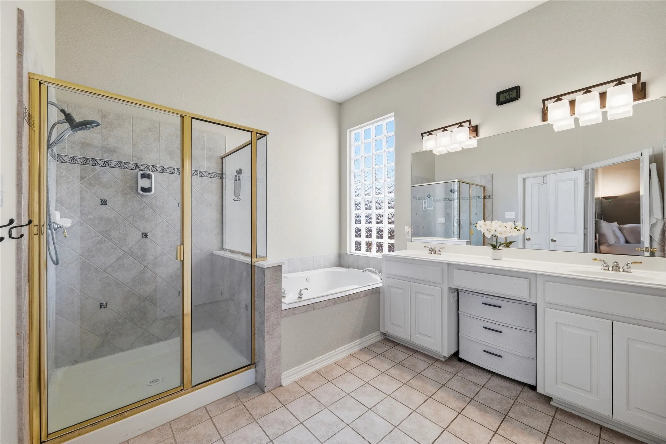 Single Family Residence For Sale in Tarrant County , 124 Myrtle Creek, Grapevine, Texas 76051, 3 Bedroom, 3 Bathroom, 2 Garage spaces, 3,047 Sqft, built in 2002, mls#21375989, Real Estate Agent in Grapevine, Homes For Sale in Tarrant county, Homes For Sale in Grapevine, Realtor in Grapevine Texas, Real Estate Brokerage Independent Realty Texas, Luminita Cordes Realtor