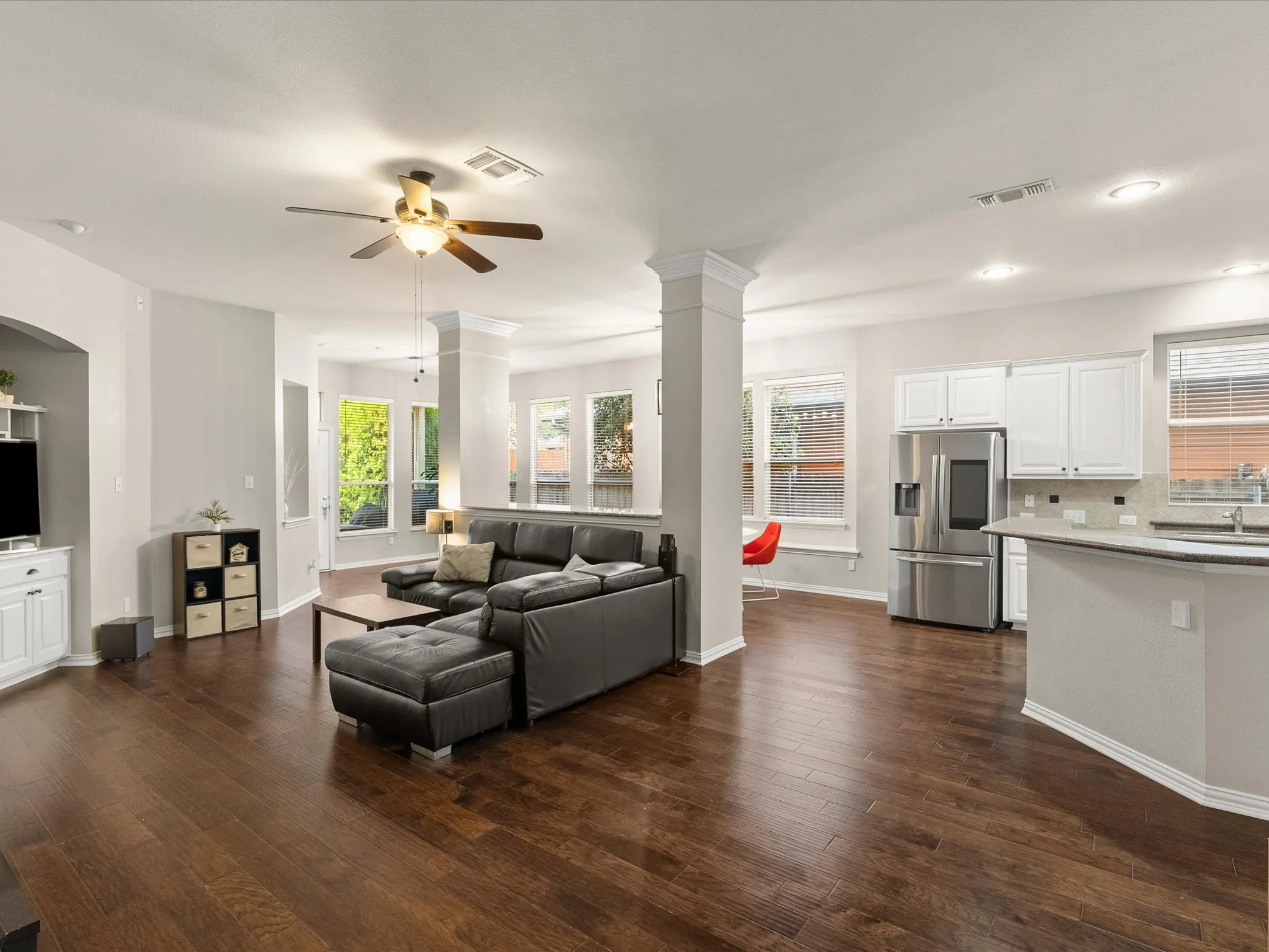 Single Family Residence For Sale in Tarrant County , 124 Myrtle Creek, Grapevine, Texas 76051, 3 Bedroom, 3 Bathroom, 2 Garage spaces, 3,047 Sqft, built in 2002, mls#21375989, Real Estate Agent in Grapevine, Homes For Sale in Tarrant county, Homes For Sale in Grapevine, Realtor in Grapevine Texas, Real Estate Brokerage Independent Realty Texas, Luminita Cordes Realtor