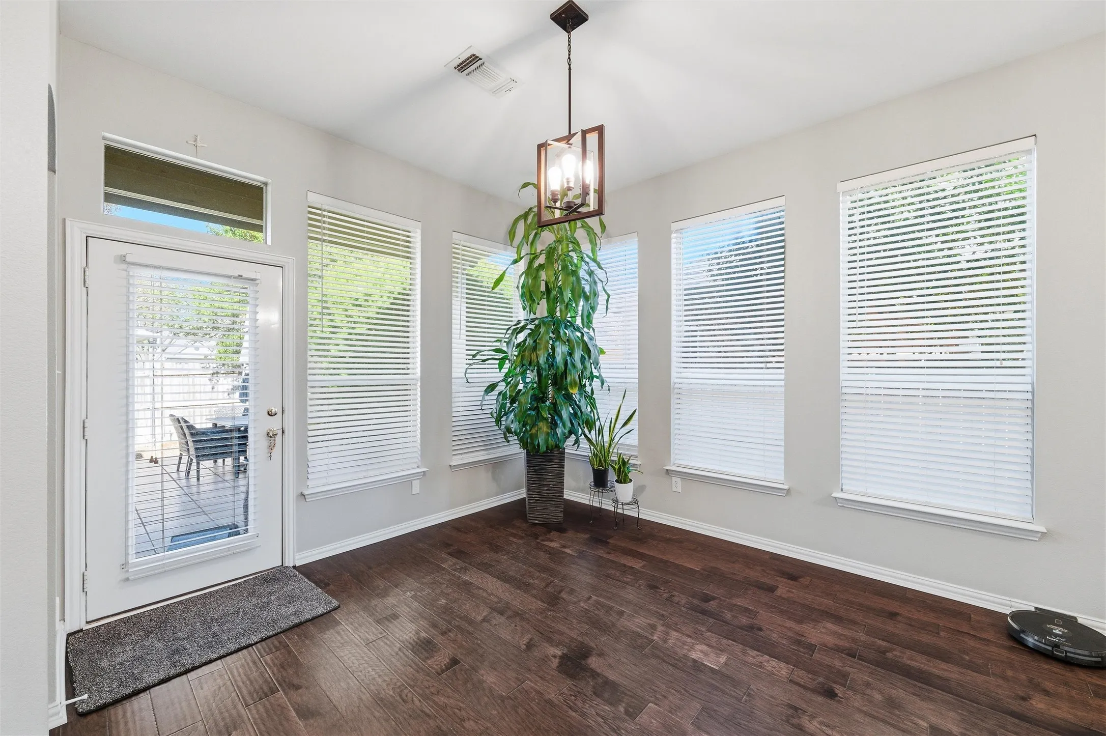 Single Family Residence For Sale in Tarrant County , 124 Myrtle Creek, Grapevine, Texas 76051, 3 Bedroom, 3 Bathroom, 2 Garage spaces, 3,047 Sqft, built in 2002, mls#21375989, Real Estate Agent in Grapevine, Homes For Sale in Tarrant county, Homes For Sale in Grapevine, Realtor in Grapevine Texas, Real Estate Brokerage Independent Realty Texas, Luminita Cordes Realtor