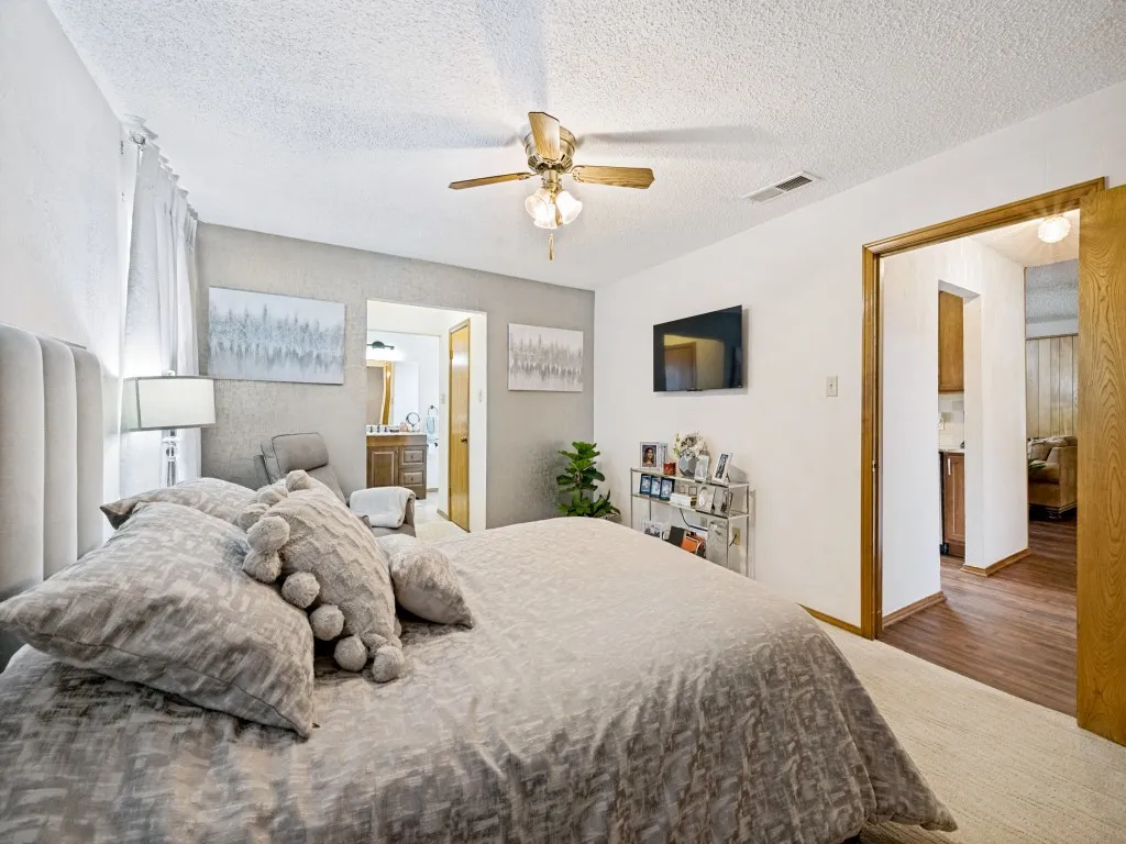 Single Family Residence For Sale in Tarrant County , 2728 Meadow Green, Bedford, Texas 76021, 4 Bedroom, 2 Bathroom, 2 Garage spaces, 1,754 Sqft, built in 1979, mls#21374977, Real Estate Agent in Bedford, Homes For Sale in Tarrant county, Homes For Sale in Bedford, Realtor in Bedford Texas, Real Estate Brokerage Independent Realty Texas, Luminita Cordes Realtor