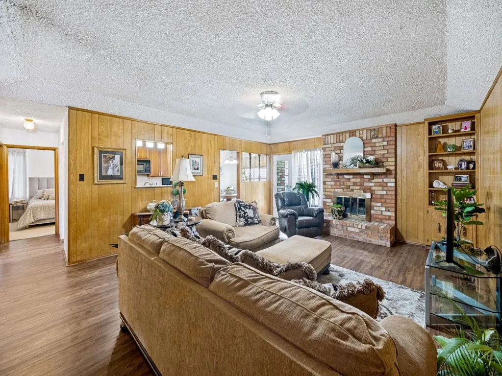 Single Family Residence For Sale in Tarrant County , 2728 Meadow Green, Bedford, Texas 76021, 4 Bedroom, 2 Bathroom, 2 Garage spaces, 1,754 Sqft, built in 1979, mls#21374977, Real Estate Agent in Bedford, Homes For Sale in Tarrant county, Homes For Sale in Bedford, Realtor in Bedford Texas, Real Estate Brokerage Independent Realty Texas, Luminita Cordes Realtor
