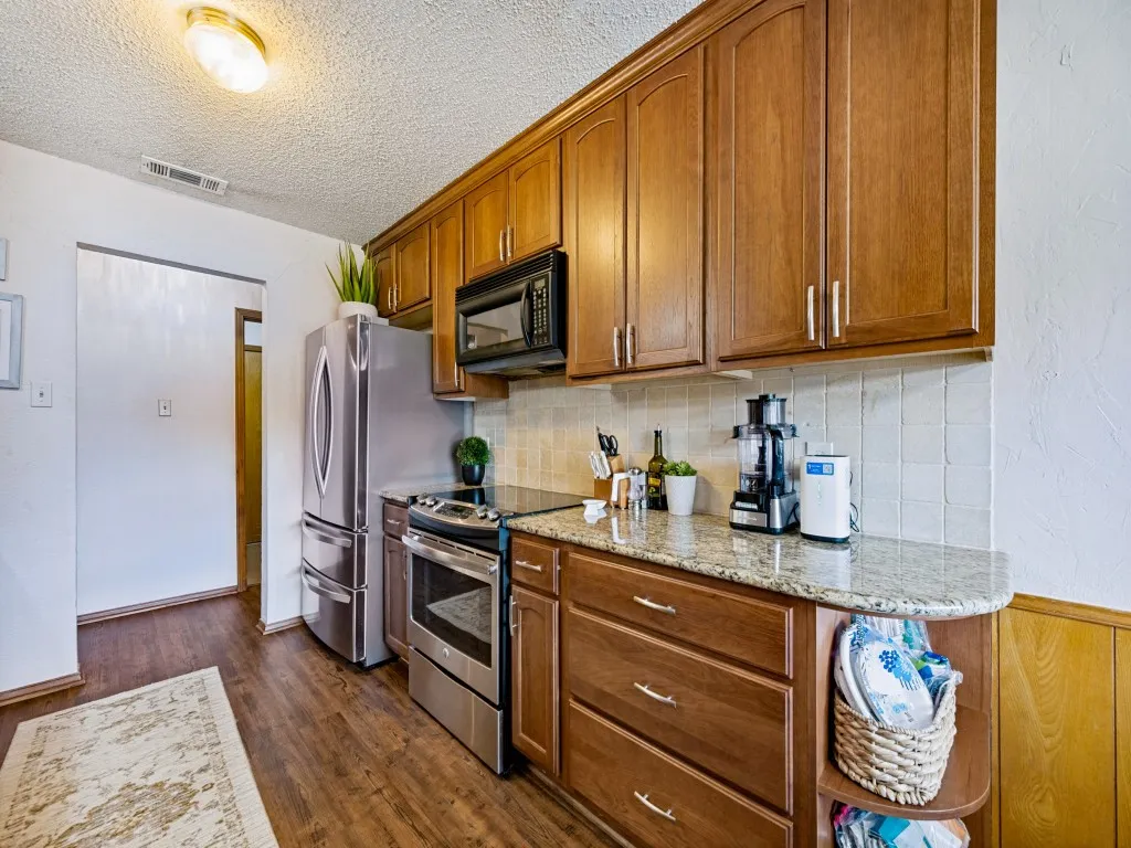 Single Family Residence For Sale in Tarrant County , 2728 Meadow Green, Bedford, Texas 76021, 4 Bedroom, 2 Bathroom, 2 Garage spaces, 1,754 Sqft, built in 1979, mls#21374977, Real Estate Agent in Bedford, Homes For Sale in Tarrant county, Homes For Sale in Bedford, Realtor in Bedford Texas, Real Estate Brokerage Independent Realty Texas, Luminita Cordes Realtor