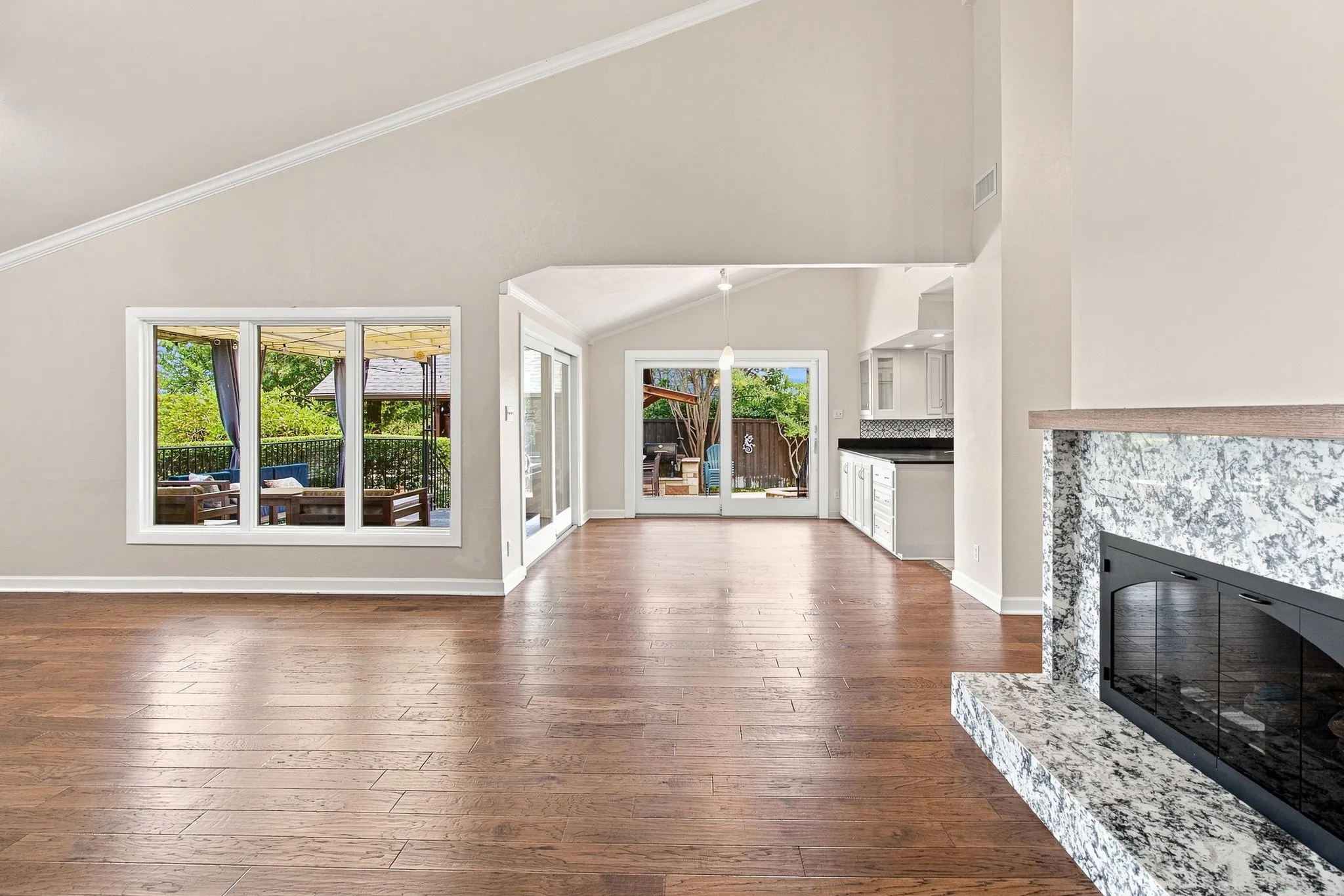 Single Family Residence For Rent in Tarrant County , 905 Crowley Road, Arlington, Texas 76012, 3 Bedroom, 4 Bathroom, 2 Garage spaces, 2,794 Sqft, built in 1974, mls#21376314, Real Estate Agent in Arlington, Homes For Rent in Tarrant county, Homes For Rent in Arlington, Realtor in Arlington Texas, Real Estate Brokerage Independent Realty Texas, Luminita Cordes Realtor