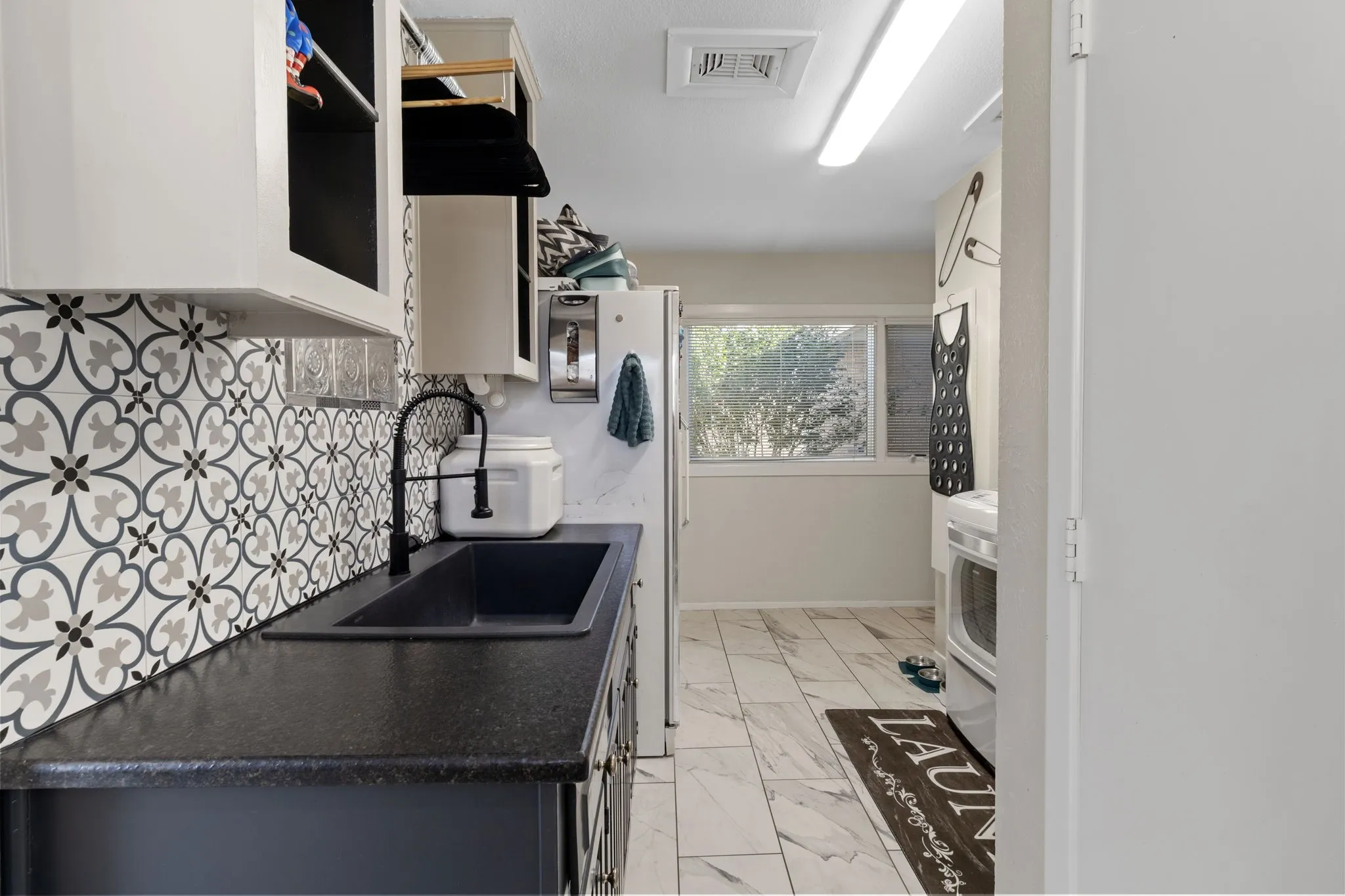 Single Family Residence For Rent in Tarrant County , 905 Crowley Road, Arlington, Texas 76012, 3 Bedroom, 4 Bathroom, 2 Garage spaces, 2,794 Sqft, built in 1974, mls#21376314, Real Estate Agent in Arlington, Homes For Rent in Tarrant county, Homes For Rent in Arlington, Realtor in Arlington Texas, Real Estate Brokerage Independent Realty Texas, Luminita Cordes Realtor