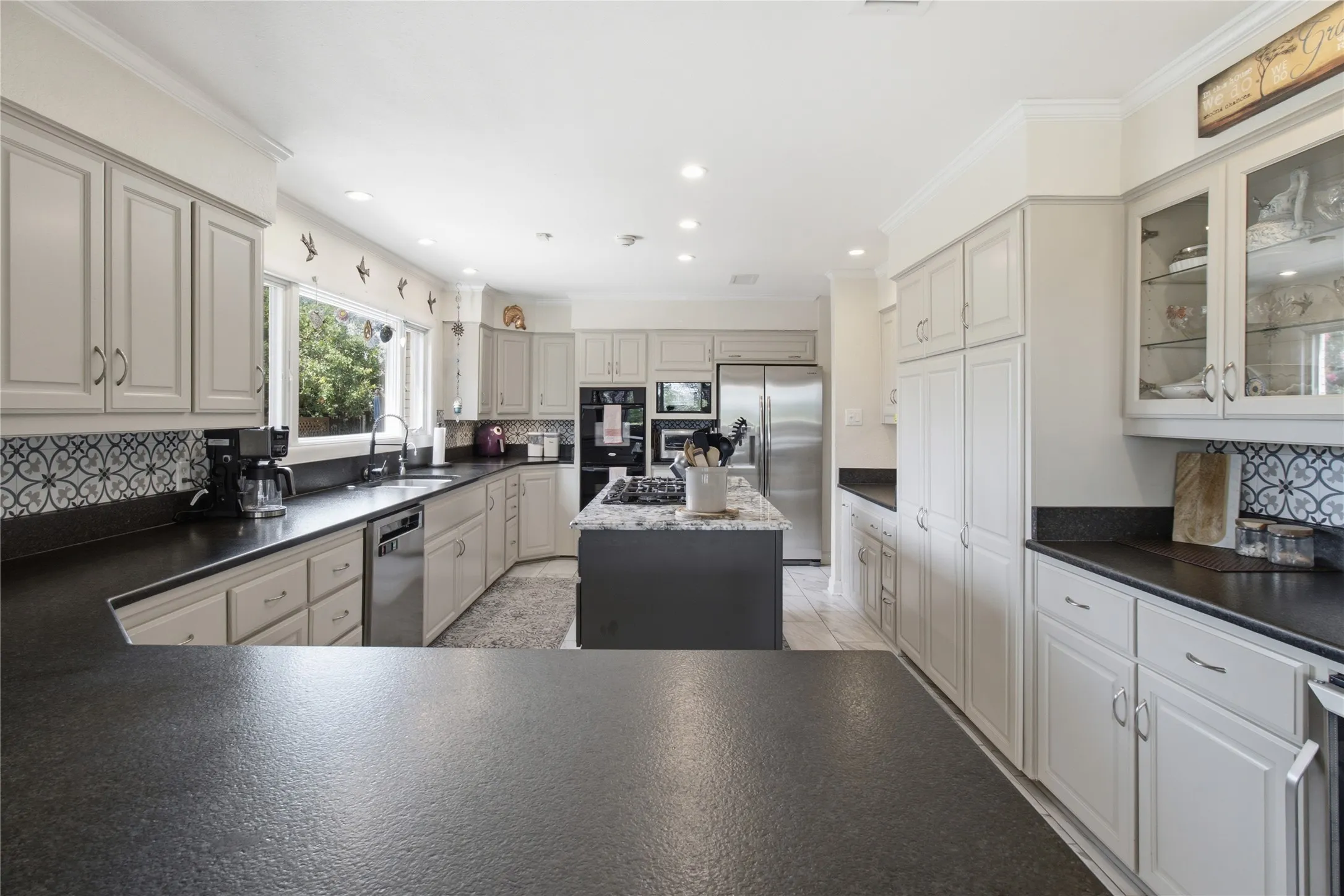 Single Family Residence For Rent in Tarrant County , 905 Crowley Road, Arlington, Texas 76012, 3 Bedroom, 4 Bathroom, 2 Garage spaces, 2,794 Sqft, built in 1974, mls#21376314, Real Estate Agent in Arlington, Homes For Rent in Tarrant county, Homes For Rent in Arlington, Realtor in Arlington Texas, Real Estate Brokerage Independent Realty Texas, Luminita Cordes Realtor