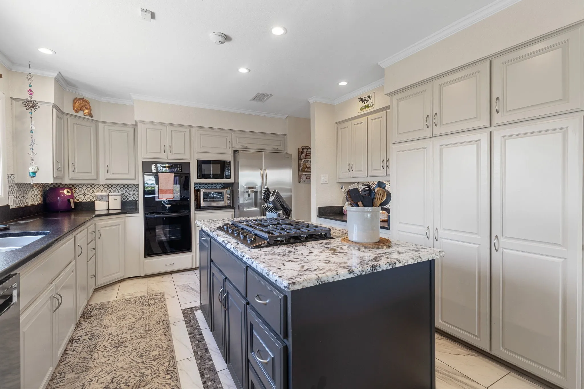 Single Family Residence For Rent in Tarrant County , 905 Crowley Road, Arlington, Texas 76012, 3 Bedroom, 4 Bathroom, 2 Garage spaces, 2,794 Sqft, built in 1974, mls#21376314, Real Estate Agent in Arlington, Homes For Rent in Tarrant county, Homes For Rent in Arlington, Realtor in Arlington Texas, Real Estate Brokerage Independent Realty Texas, Luminita Cordes Realtor