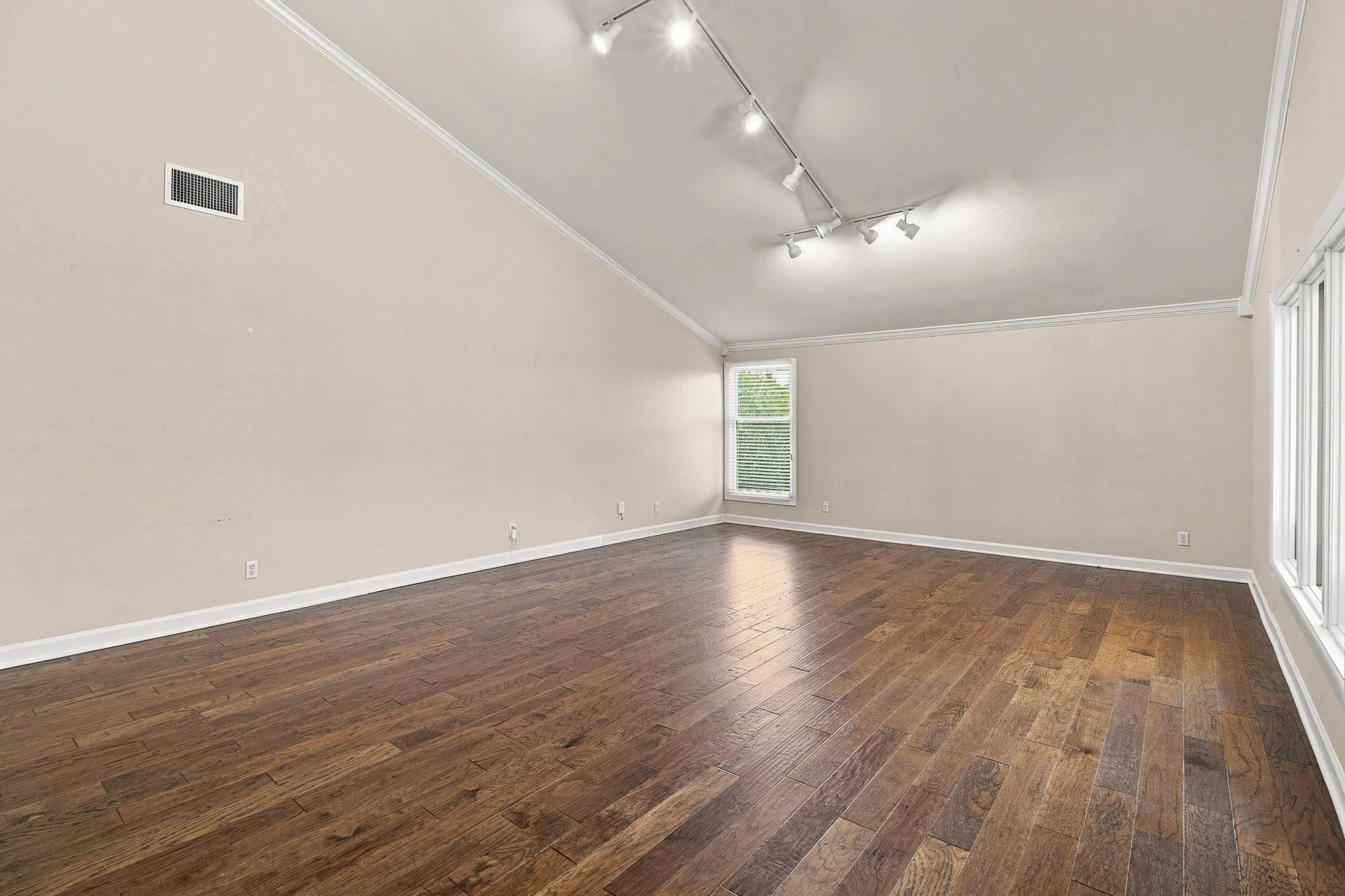 Single Family Residence For Rent in Tarrant County , 905 Crowley Road, Arlington, Texas 76012, 3 Bedroom, 4 Bathroom, 2 Garage spaces, 2,794 Sqft, built in 1974, mls#21376314, Real Estate Agent in Arlington, Homes For Rent in Tarrant county, Homes For Rent in Arlington, Realtor in Arlington Texas, Real Estate Brokerage Independent Realty Texas, Luminita Cordes Realtor