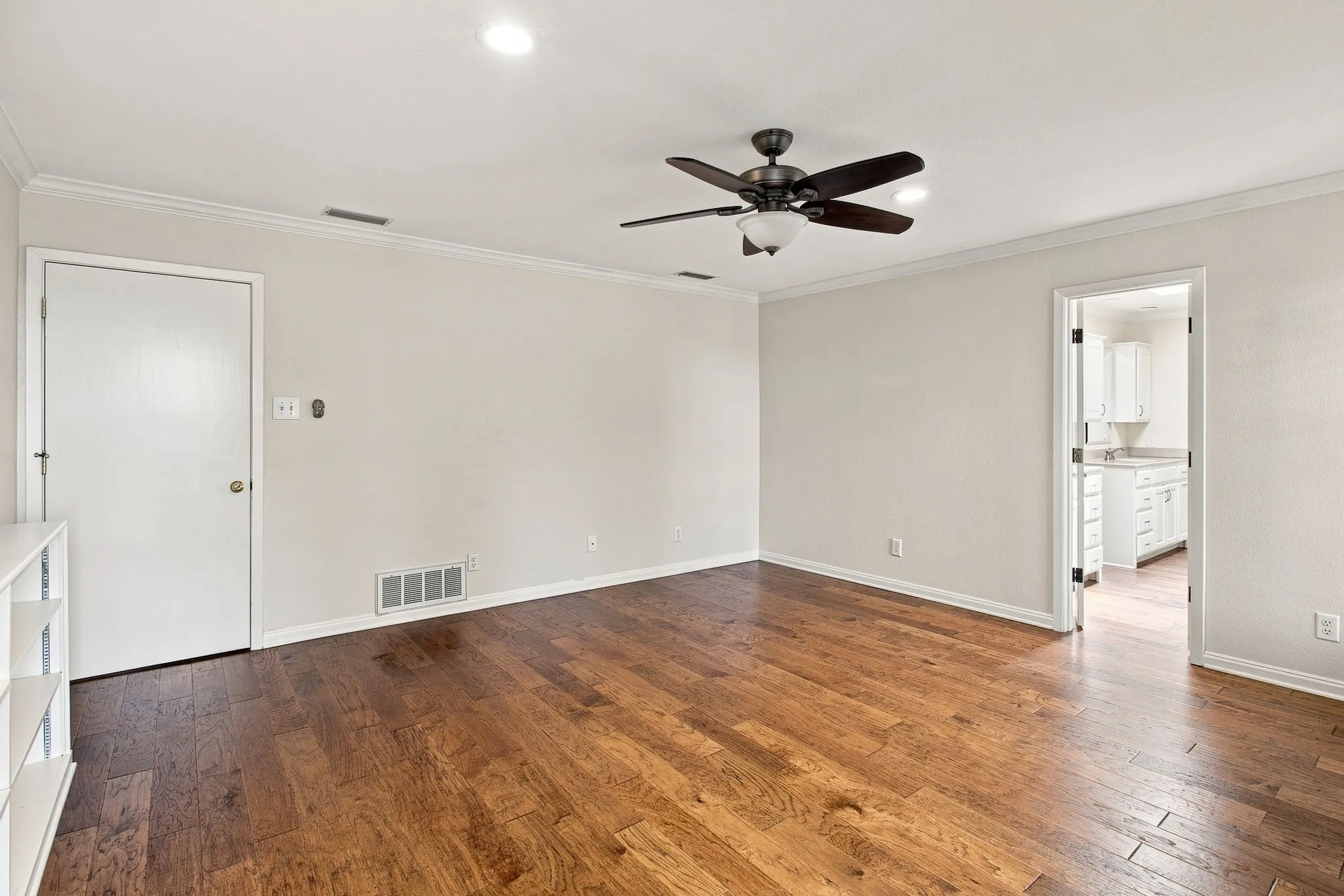 Single Family Residence For Rent in Tarrant County , 905 Crowley Road, Arlington, Texas 76012, 3 Bedroom, 4 Bathroom, 2 Garage spaces, 2,794 Sqft, built in 1974, mls#21376314, Real Estate Agent in Arlington, Homes For Rent in Tarrant county, Homes For Rent in Arlington, Realtor in Arlington Texas, Real Estate Brokerage Independent Realty Texas, Luminita Cordes Realtor