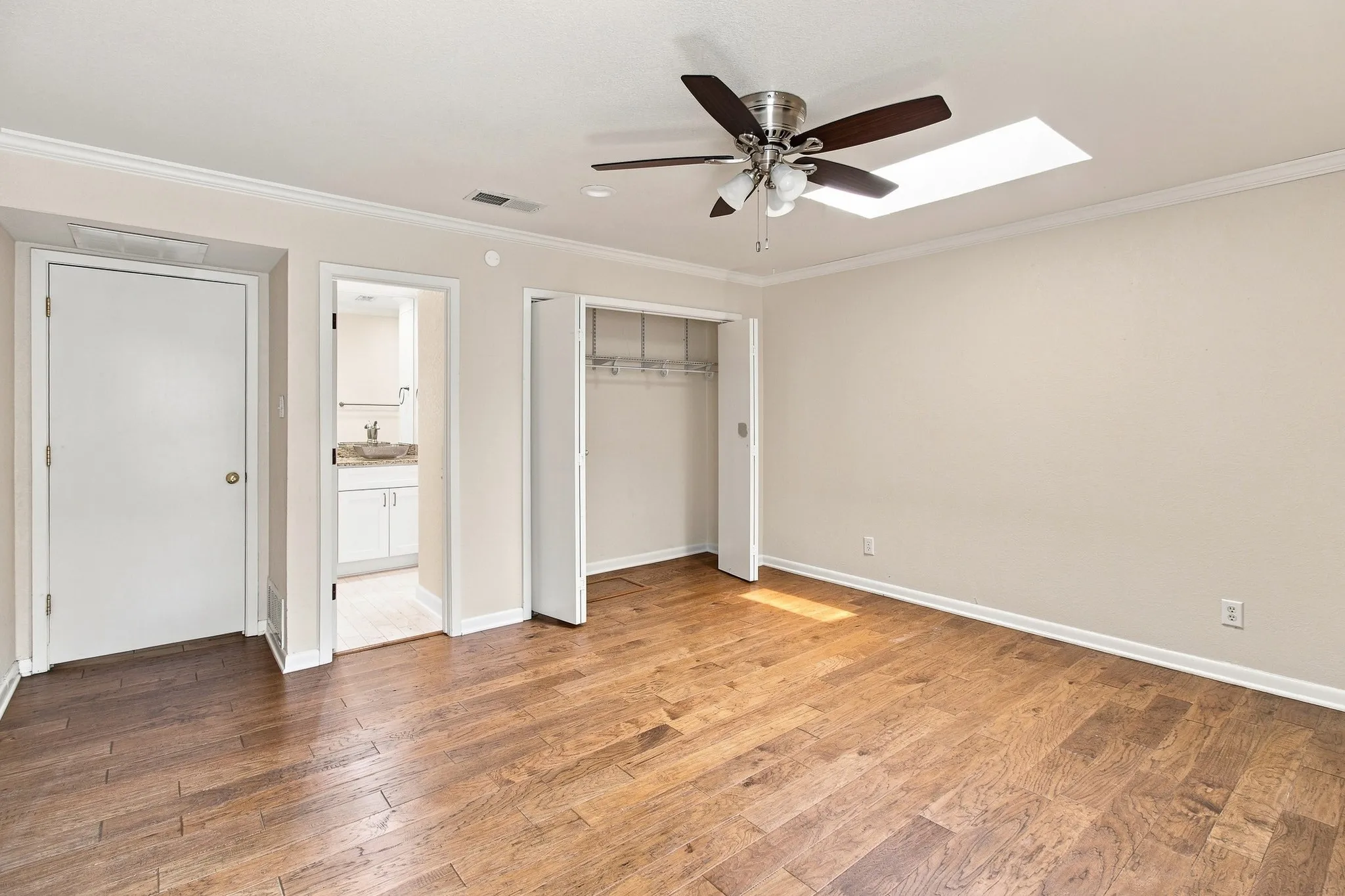 Single Family Residence For Rent in Tarrant County , 905 Crowley Road, Arlington, Texas 76012, 3 Bedroom, 4 Bathroom, 2 Garage spaces, 2,794 Sqft, built in 1974, mls#21376314, Real Estate Agent in Arlington, Homes For Rent in Tarrant county, Homes For Rent in Arlington, Realtor in Arlington Texas, Real Estate Brokerage Independent Realty Texas, Luminita Cordes Realtor