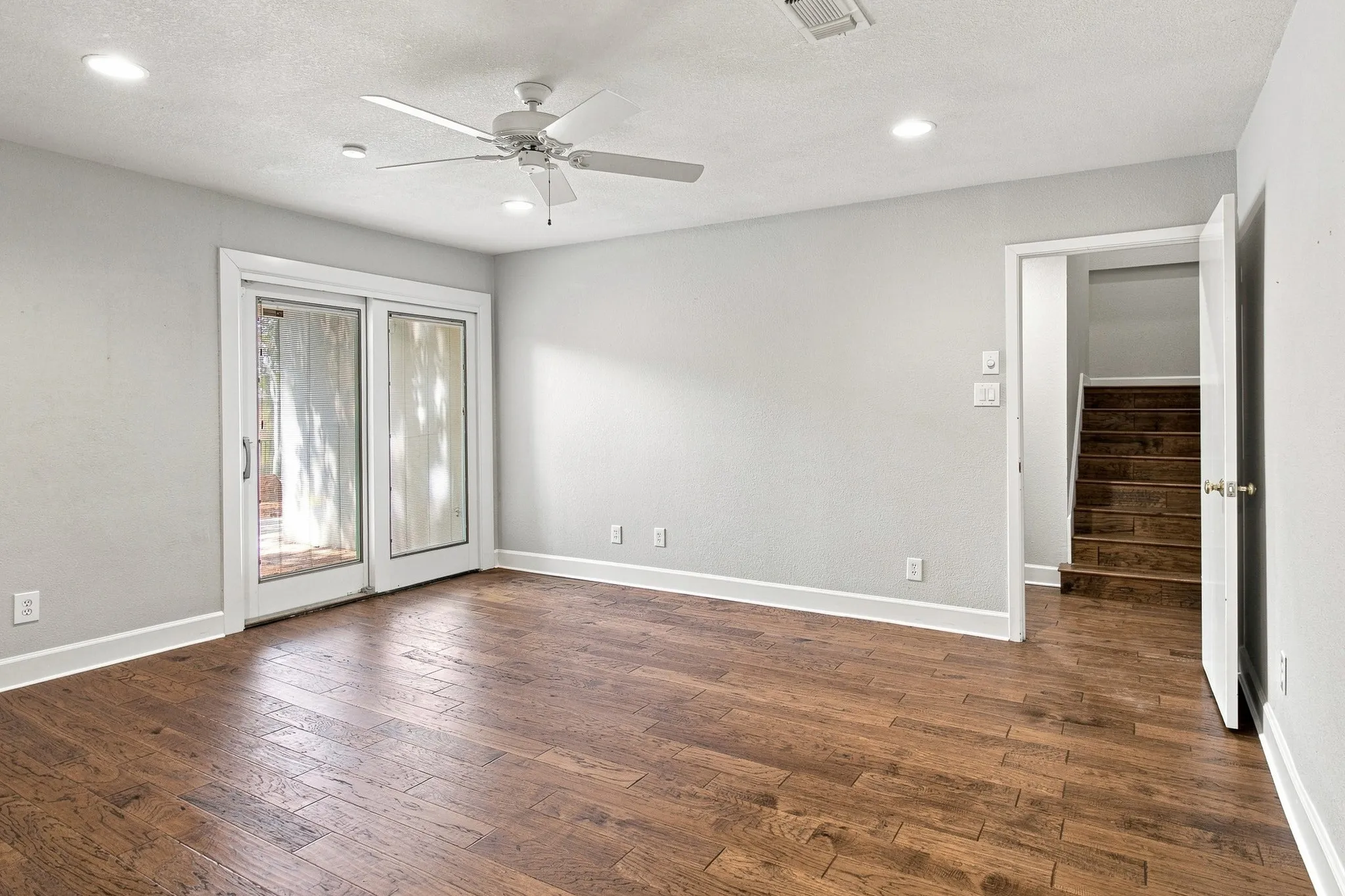 Single Family Residence For Rent in Tarrant County , 905 Crowley Road, Arlington, Texas 76012, 3 Bedroom, 4 Bathroom, 2 Garage spaces, 2,794 Sqft, built in 1974, mls#21376314, Real Estate Agent in Arlington, Homes For Rent in Tarrant county, Homes For Rent in Arlington, Realtor in Arlington Texas, Real Estate Brokerage Independent Realty Texas, Luminita Cordes Realtor