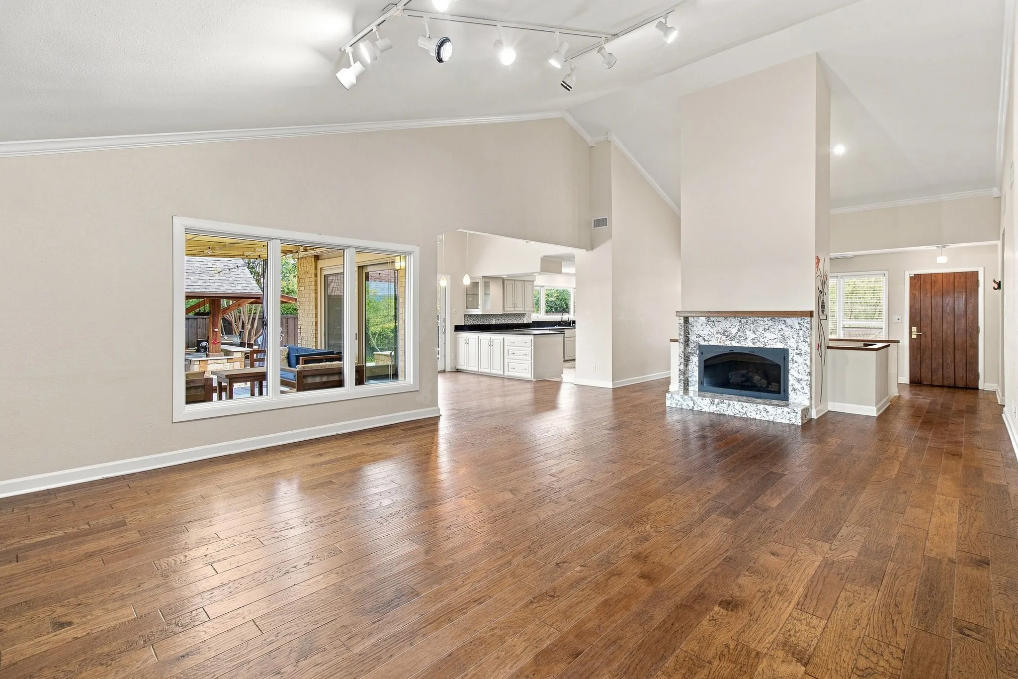 Single Family Residence For Rent in Tarrant County , 905 Crowley Road, Arlington, Texas 76012, 3 Bedroom, 4 Bathroom, 2 Garage spaces, 2,794 Sqft, built in 1974, mls#21376314, Real Estate Agent in Arlington, Homes For Rent in Tarrant county, Homes For Rent in Arlington, Realtor in Arlington Texas, Real Estate Brokerage Independent Realty Texas, Luminita Cordes Realtor