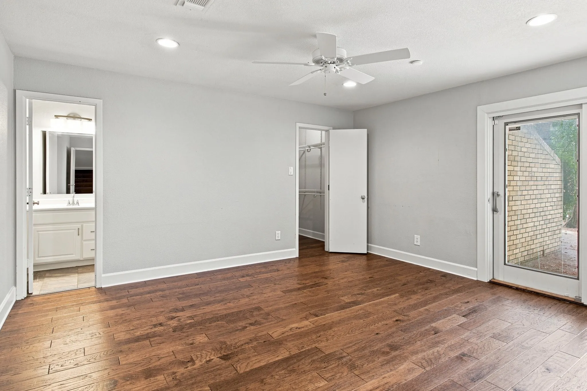 Single Family Residence For Rent in Tarrant County , 905 Crowley Road, Arlington, Texas 76012, 3 Bedroom, 4 Bathroom, 2 Garage spaces, 2,794 Sqft, built in 1974, mls#21376314, Real Estate Agent in Arlington, Homes For Rent in Tarrant county, Homes For Rent in Arlington, Realtor in Arlington Texas, Real Estate Brokerage Independent Realty Texas, Luminita Cordes Realtor