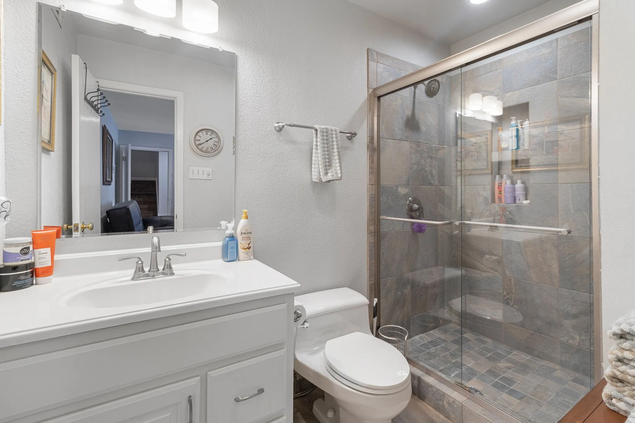 Single Family Residence For Rent in Tarrant County , 905 Crowley Road, Arlington, Texas 76012, 3 Bedroom, 4 Bathroom, 2 Garage spaces, 2,794 Sqft, built in 1974, mls#21376314, Real Estate Agent in Arlington, Homes For Rent in Tarrant county, Homes For Rent in Arlington, Realtor in Arlington Texas, Real Estate Brokerage Independent Realty Texas, Luminita Cordes Realtor