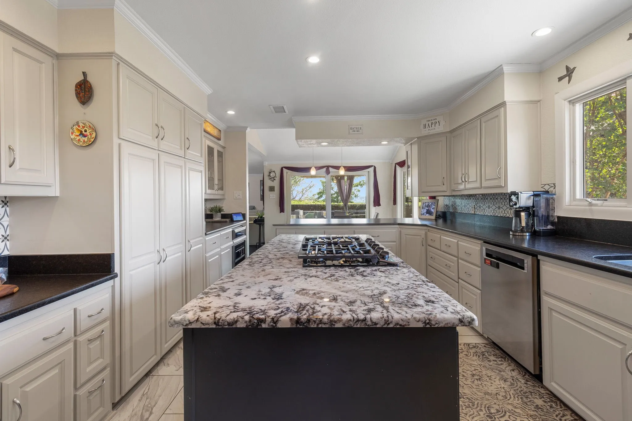Single Family Residence For Rent in Tarrant County , 905 Crowley Road, Arlington, Texas 76012, 3 Bedroom, 4 Bathroom, 2 Garage spaces, 2,794 Sqft, built in 1974, mls#21376314, Real Estate Agent in Arlington, Homes For Rent in Tarrant county, Homes For Rent in Arlington, Realtor in Arlington Texas, Real Estate Brokerage Independent Realty Texas, Luminita Cordes Realtor