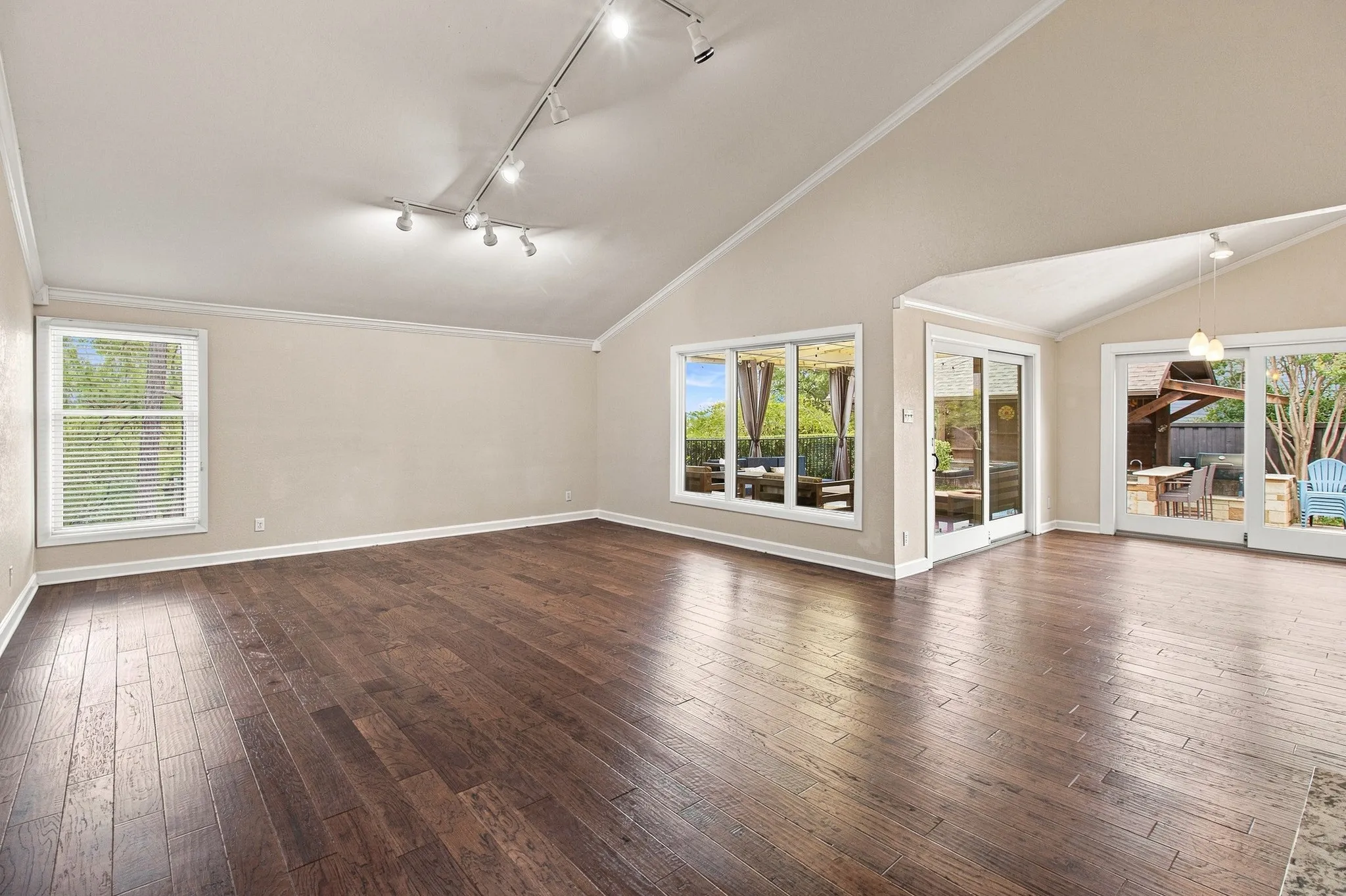 Single Family Residence For Rent in Tarrant County , 905 Crowley Road, Arlington, Texas 76012, 3 Bedroom, 4 Bathroom, 2 Garage spaces, 2,794 Sqft, built in 1974, mls#21376314, Real Estate Agent in Arlington, Homes For Rent in Tarrant county, Homes For Rent in Arlington, Realtor in Arlington Texas, Real Estate Brokerage Independent Realty Texas, Luminita Cordes Realtor