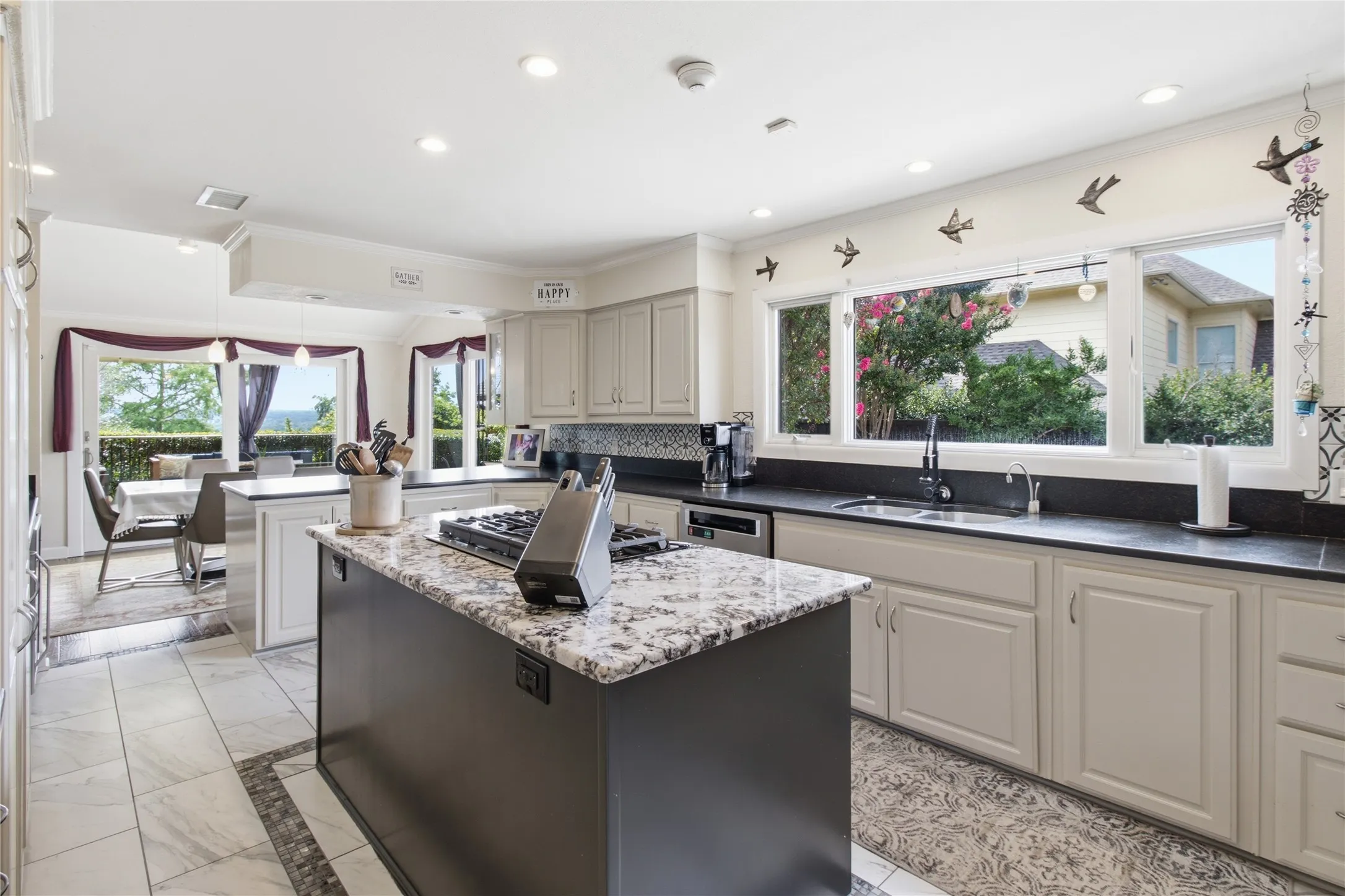 Single Family Residence For Rent in Tarrant County , 905 Crowley Road, Arlington, Texas 76012, 3 Bedroom, 4 Bathroom, 2 Garage spaces, 2,794 Sqft, built in 1974, mls#21376314, Real Estate Agent in Arlington, Homes For Rent in Tarrant county, Homes For Rent in Arlington, Realtor in Arlington Texas, Real Estate Brokerage Independent Realty Texas, Luminita Cordes Realtor