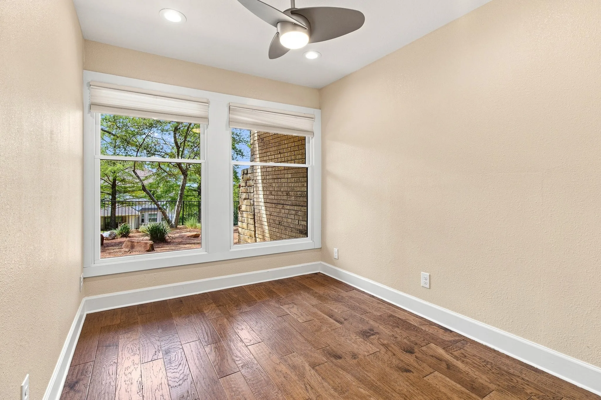 Single Family Residence For Rent in Tarrant County , 905 Crowley Road, Arlington, Texas 76012, 3 Bedroom, 4 Bathroom, 2 Garage spaces, 2,794 Sqft, built in 1974, mls#21376314, Real Estate Agent in Arlington, Homes For Rent in Tarrant county, Homes For Rent in Arlington, Realtor in Arlington Texas, Real Estate Brokerage Independent Realty Texas, Luminita Cordes Realtor