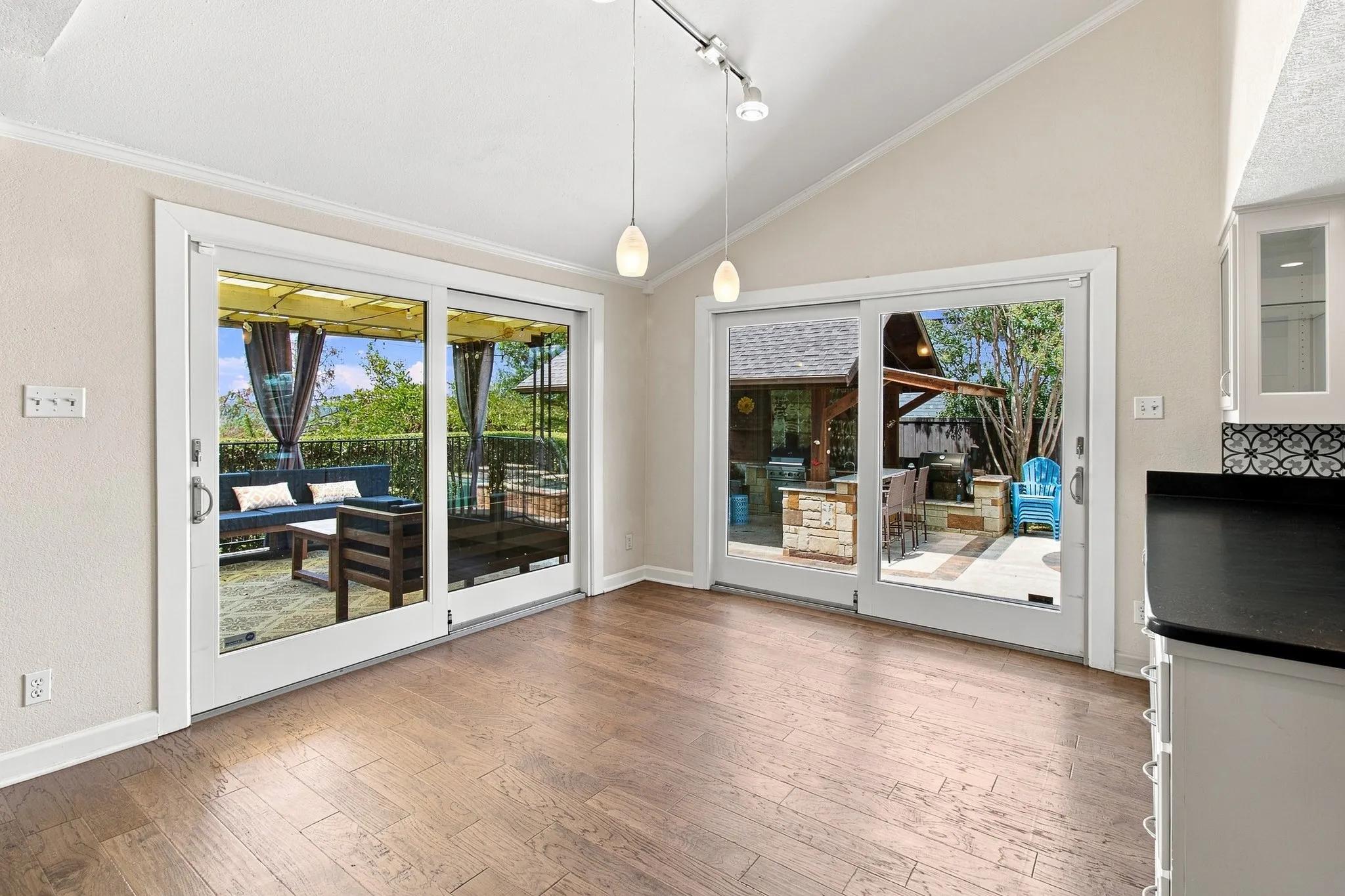 Single Family Residence For Rent in Tarrant County , 905 Crowley Road, Arlington, Texas 76012, 3 Bedroom, 4 Bathroom, 2 Garage spaces, 2,794 Sqft, built in 1974, mls#21376314, Real Estate Agent in Arlington, Homes For Rent in Tarrant county, Homes For Rent in Arlington, Realtor in Arlington Texas, Real Estate Brokerage Independent Realty Texas, Luminita Cordes Realtor