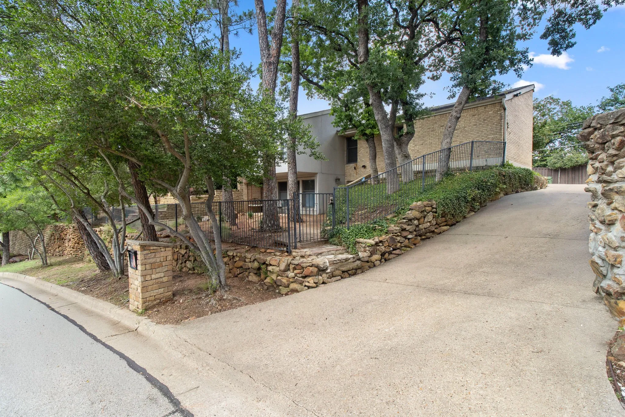 Single Family Residence For Rent in Tarrant County , 905 Crowley Road, Arlington, Texas 76012, 3 Bedroom, 4 Bathroom, 2 Garage spaces, 2,794 Sqft, built in 1974, mls#21376314, Real Estate Agent in Arlington, Homes For Rent in Tarrant county, Homes For Rent in Arlington, Realtor in Arlington Texas, Real Estate Brokerage Independent Realty Texas, Luminita Cordes Realtor