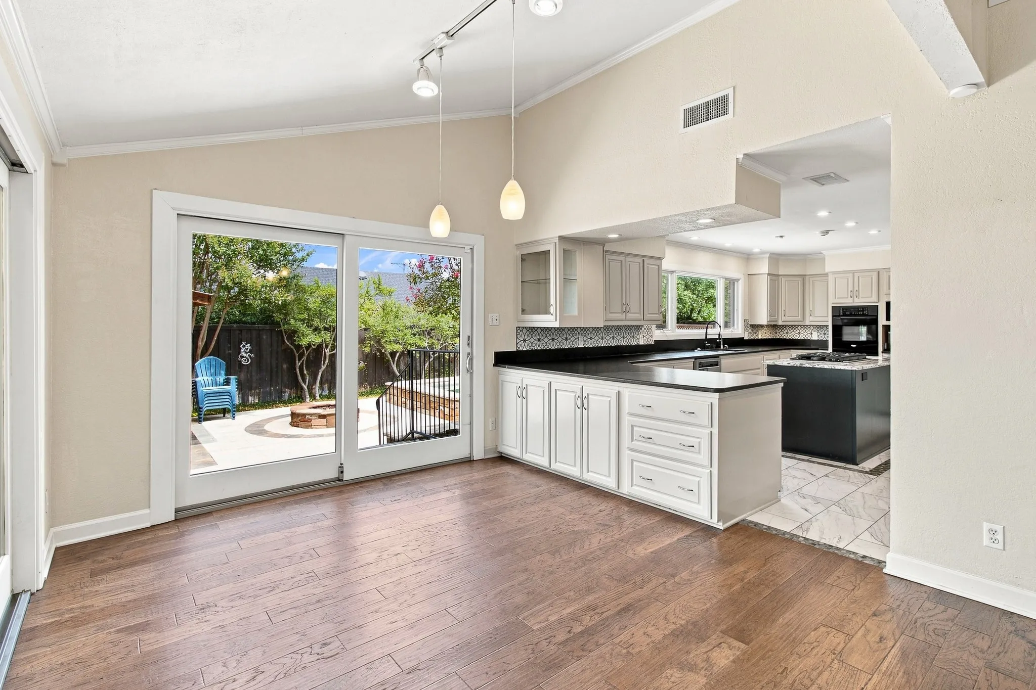 Single Family Residence For Rent in Tarrant County , 905 Crowley Road, Arlington, Texas 76012, 3 Bedroom, 4 Bathroom, 2 Garage spaces, 2,794 Sqft, built in 1974, mls#21376314, Real Estate Agent in Arlington, Homes For Rent in Tarrant county, Homes For Rent in Arlington, Realtor in Arlington Texas, Real Estate Brokerage Independent Realty Texas, Luminita Cordes Realtor