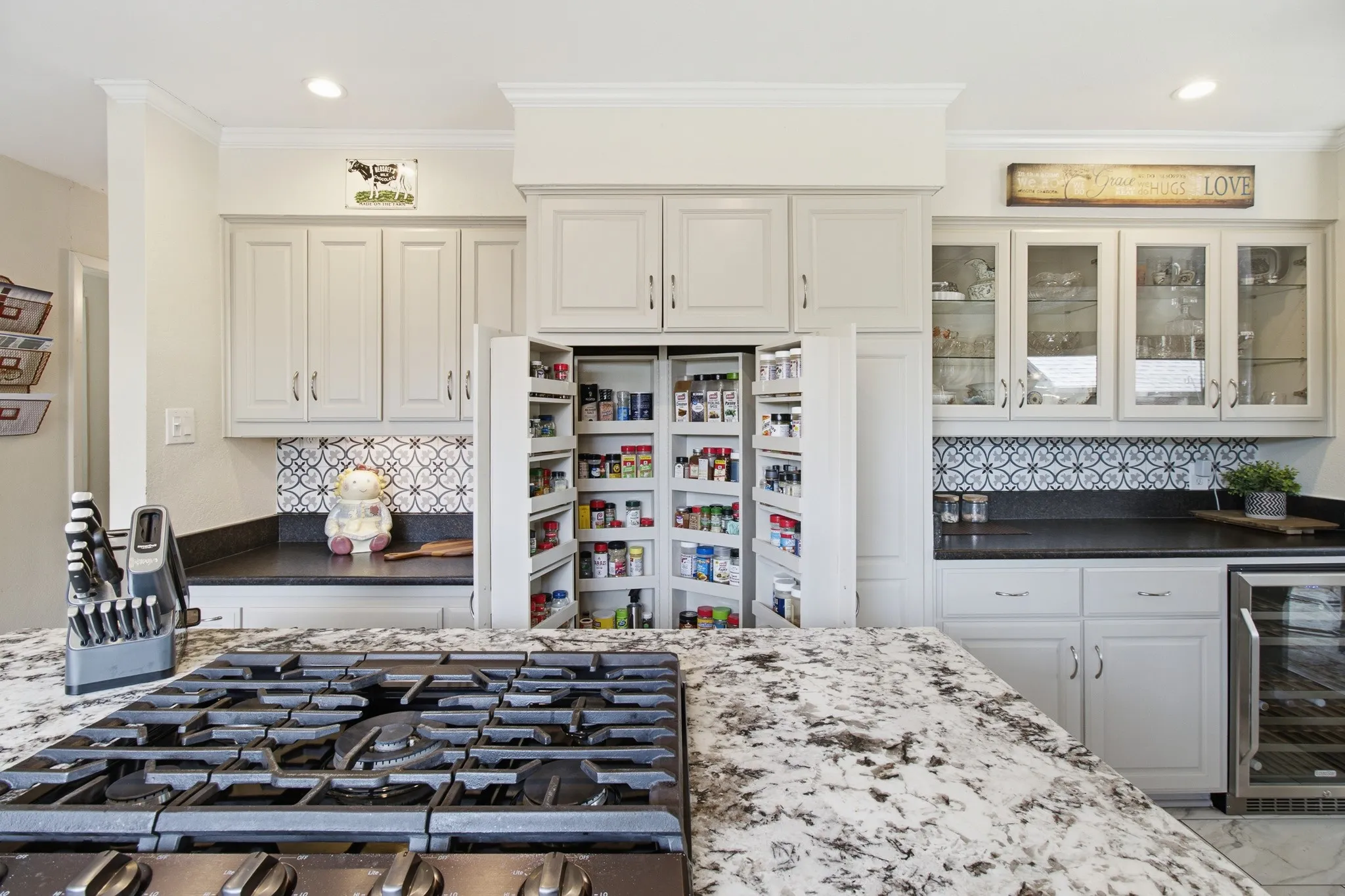Single Family Residence For Rent in Tarrant County , 905 Crowley Road, Arlington, Texas 76012, 3 Bedroom, 4 Bathroom, 2 Garage spaces, 2,794 Sqft, built in 1974, mls#21376314, Real Estate Agent in Arlington, Homes For Rent in Tarrant county, Homes For Rent in Arlington, Realtor in Arlington Texas, Real Estate Brokerage Independent Realty Texas, Luminita Cordes Realtor
